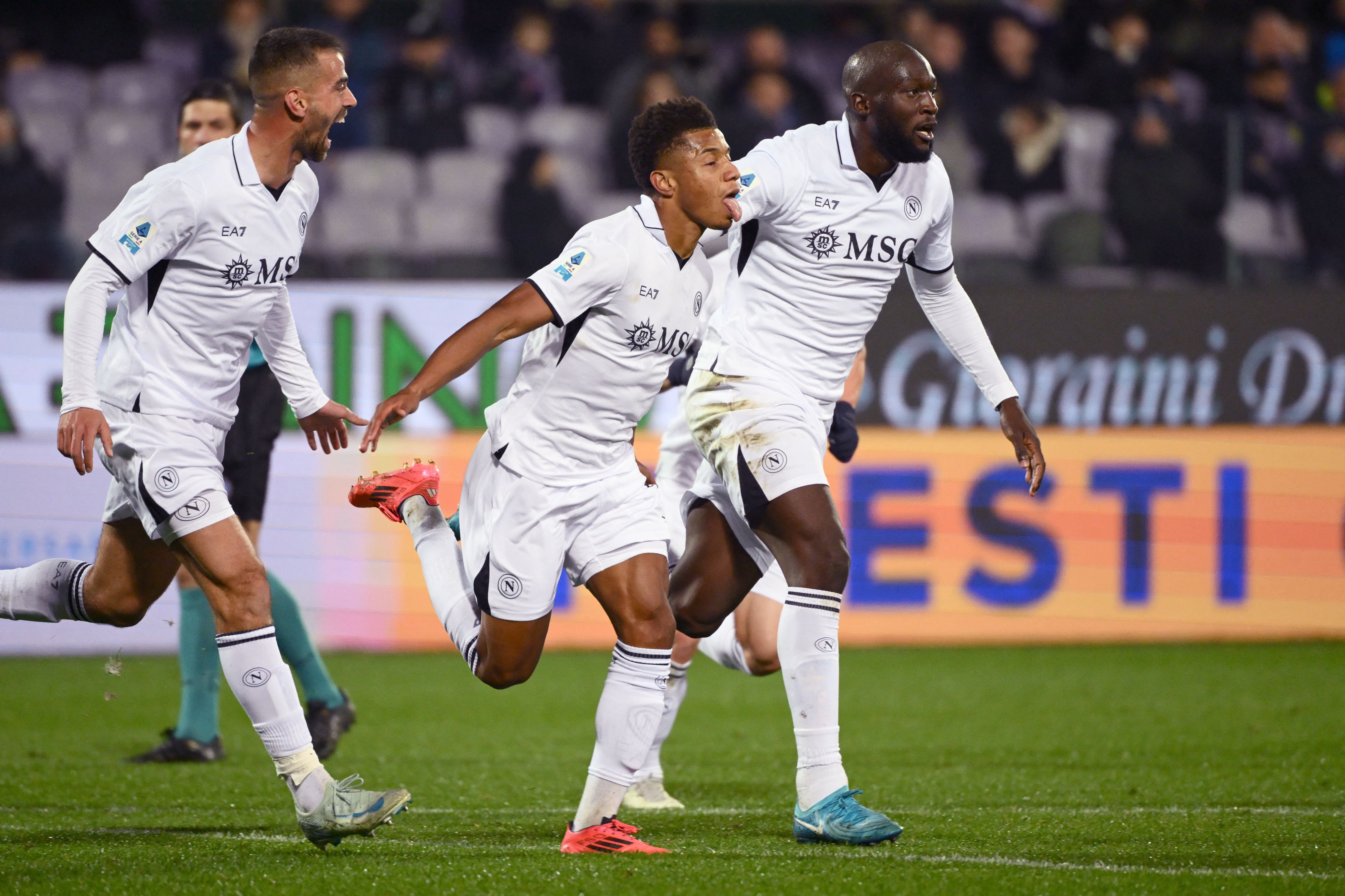 Napoli goleia Fiorentina e reassume a liderança do Campeonato Italiano