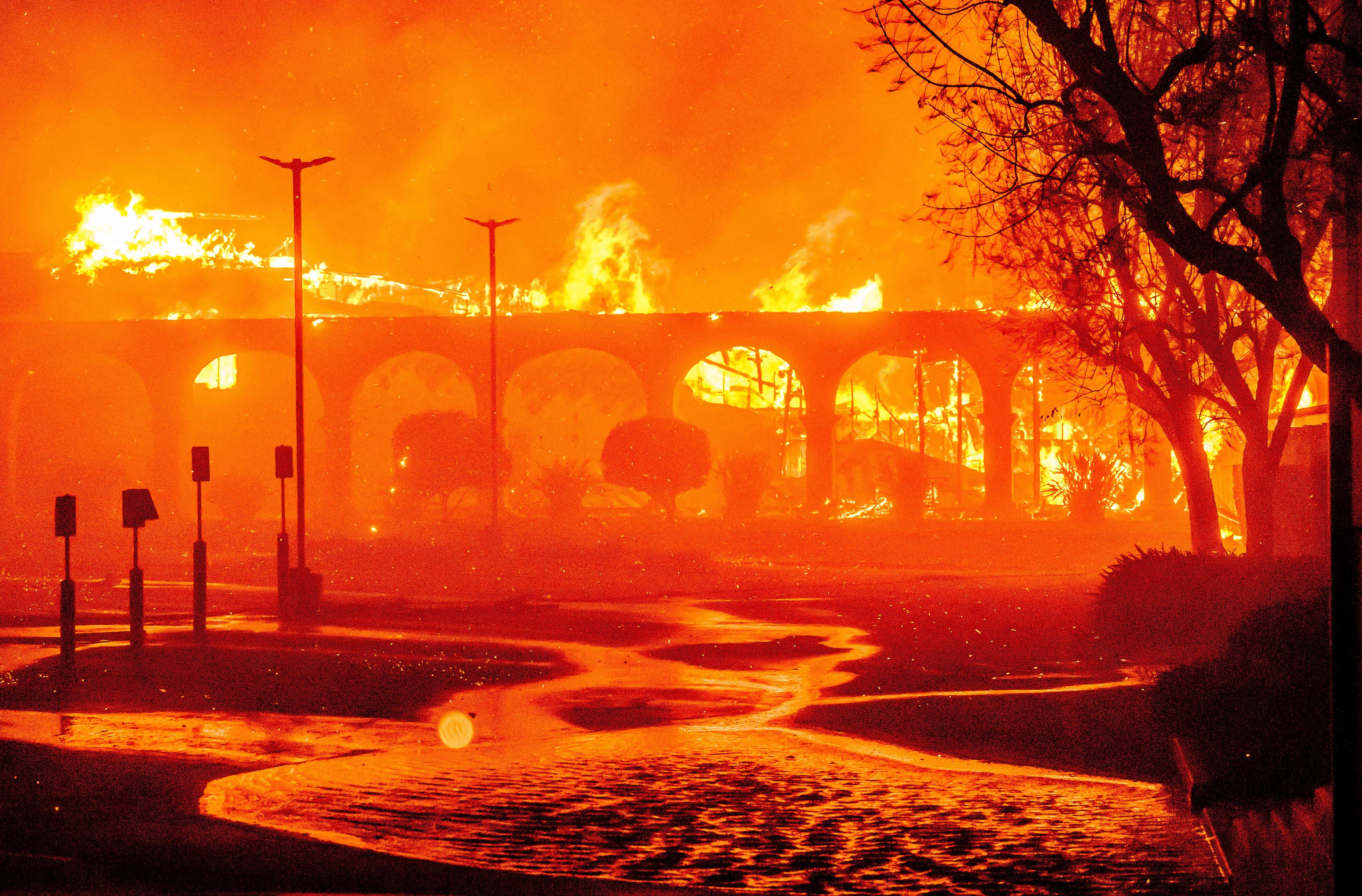 Sobe para 5 o número de mortos em incêndio devastador em Los Angeles, nos EUA