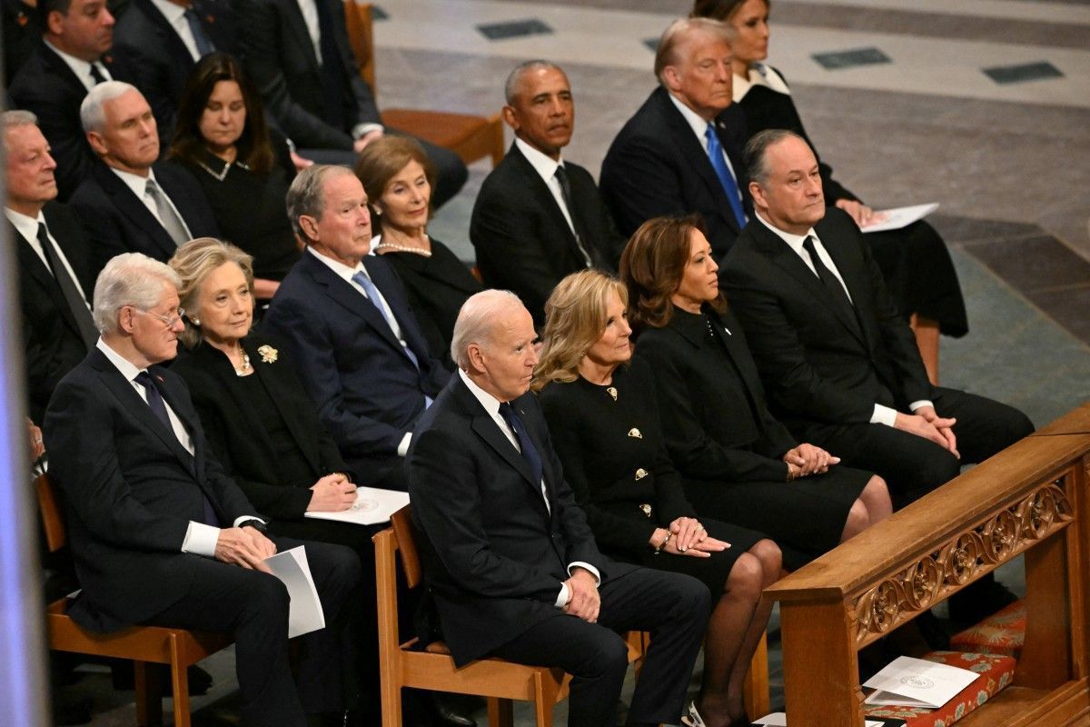 Trump, Biden, Kamala e Obama ficam lado a lado em funeral de ex-presidente dos EUA