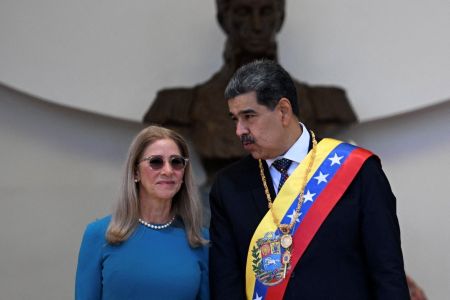 O presidente da Venezuela, Nicolás Maduro, conversa com sua esposa, Cilia Flores, enquanto deixam o Capitólio – sede da Assembleia Nacional – após prestar juramento durante a posse presidencial em Caracas, em 10 de janeiro de 2025.