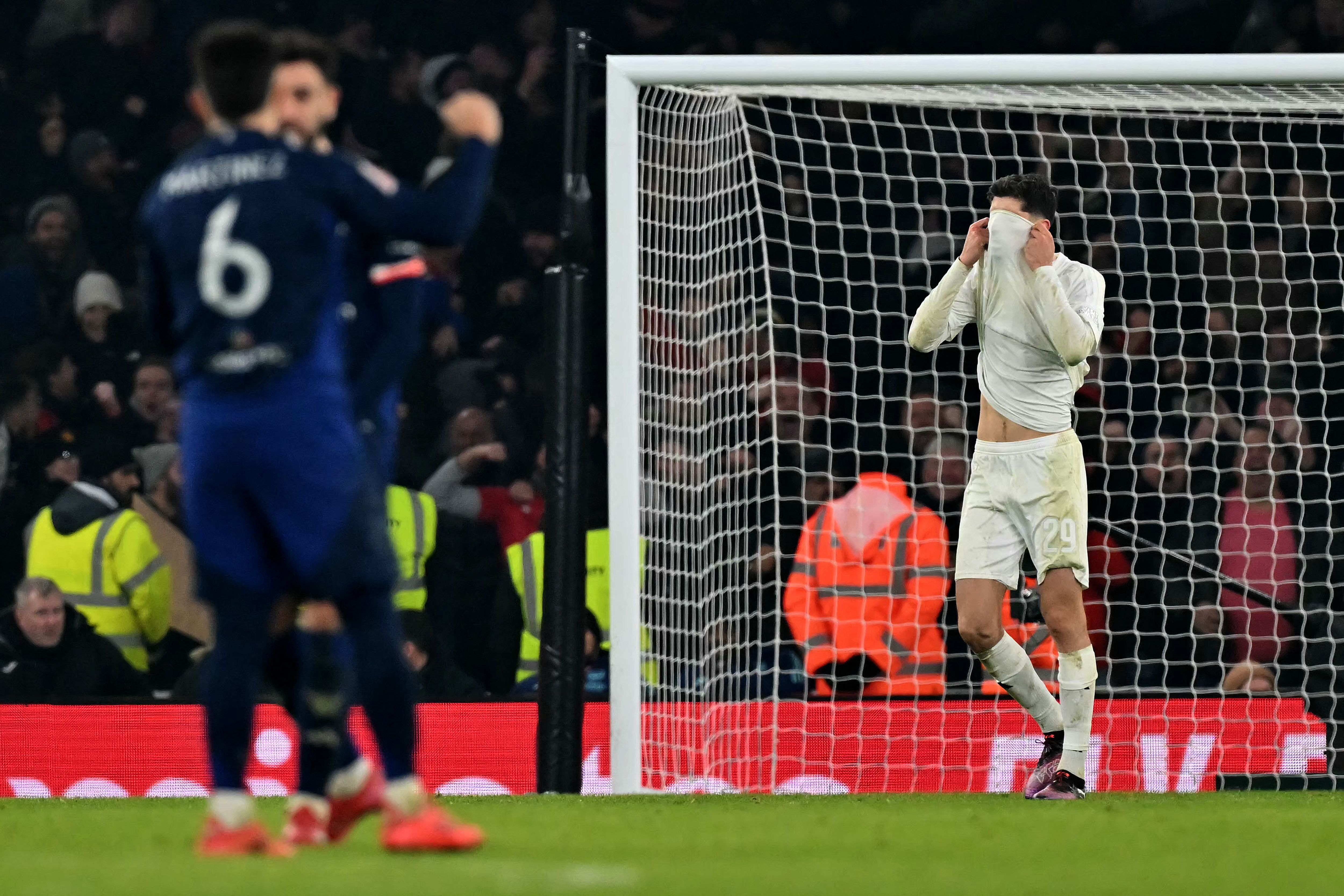 Com um a menos, United bate Arsenal nos pênaltis e está classificado na Copa da Inglaterra