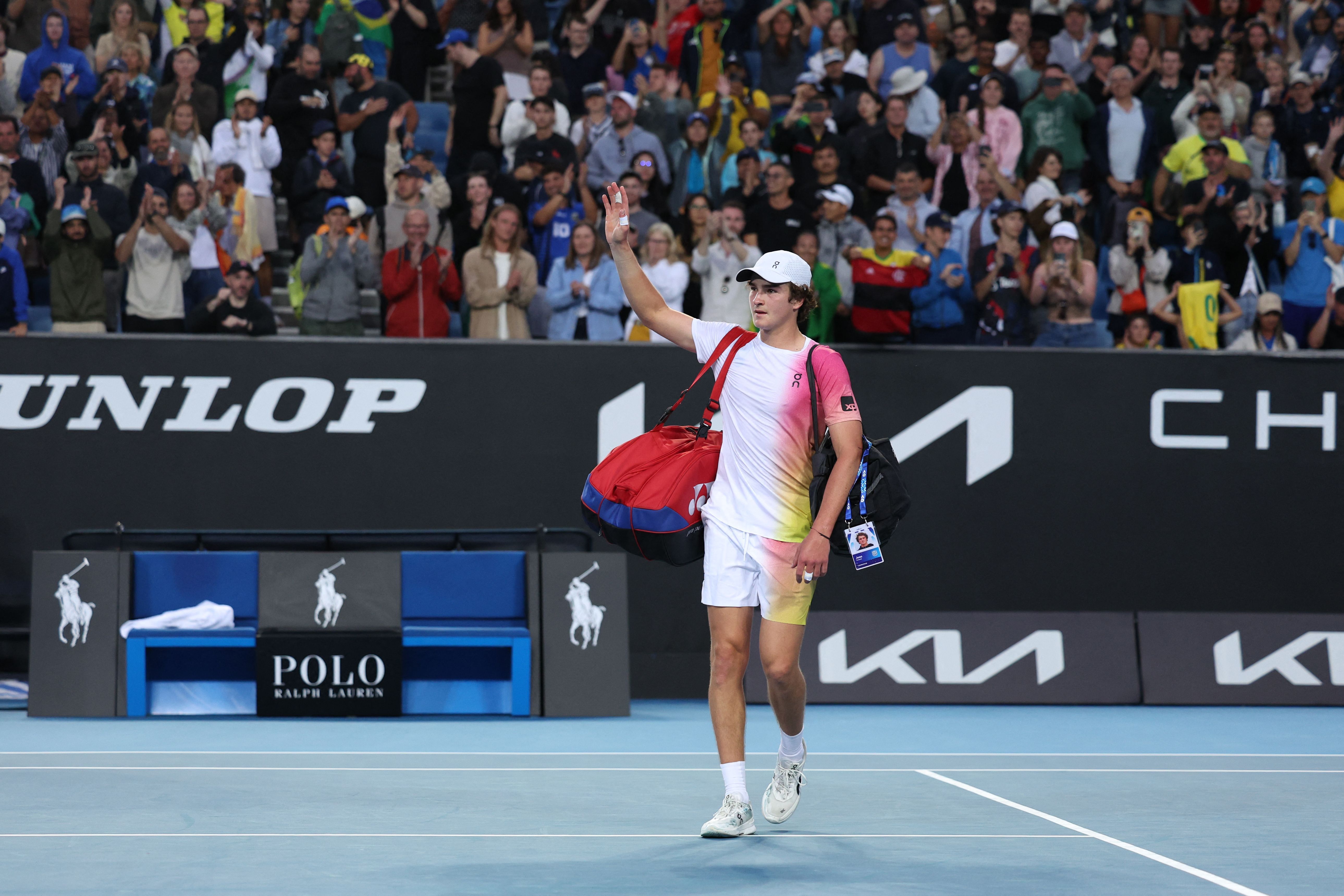 Em 'maratona' de quase 4h, João Fonseca perde para italiano e cai no Australian Open