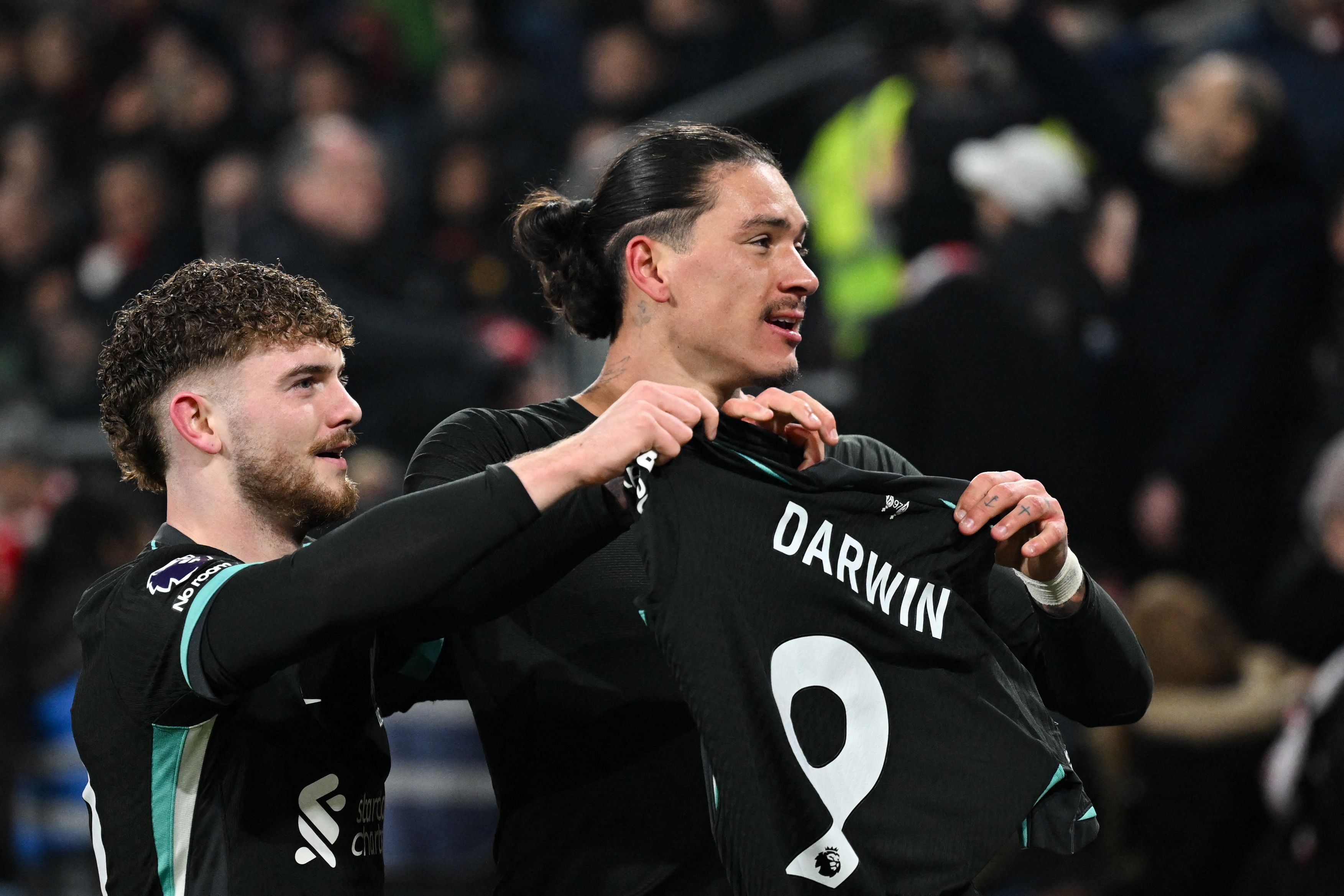 Darwin Núñez marca doblete e Liverpool vence Brentford nos acréscimos