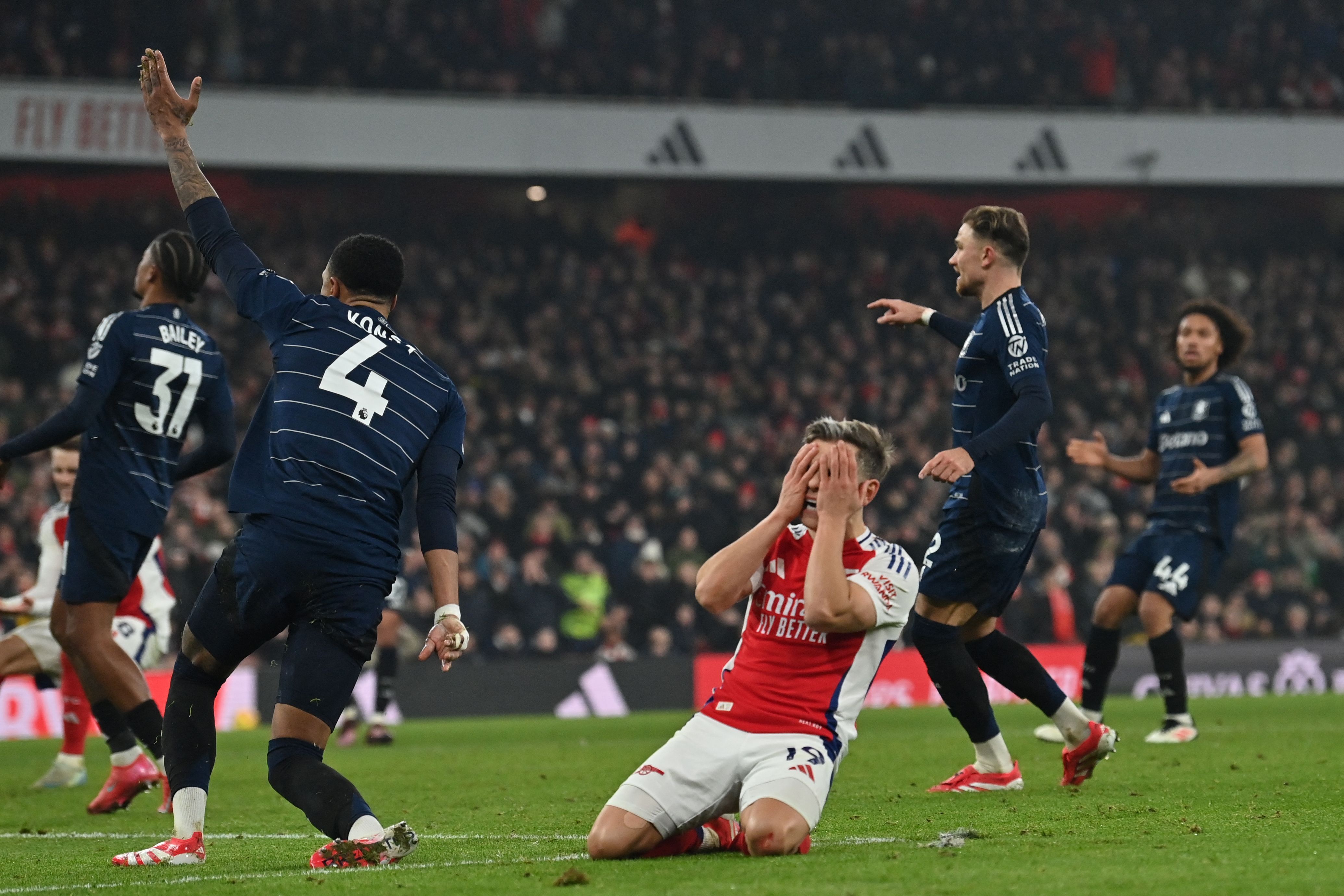 Arsenal sofre novo empate e vê Liverpool disparar na liderança da Premier League
