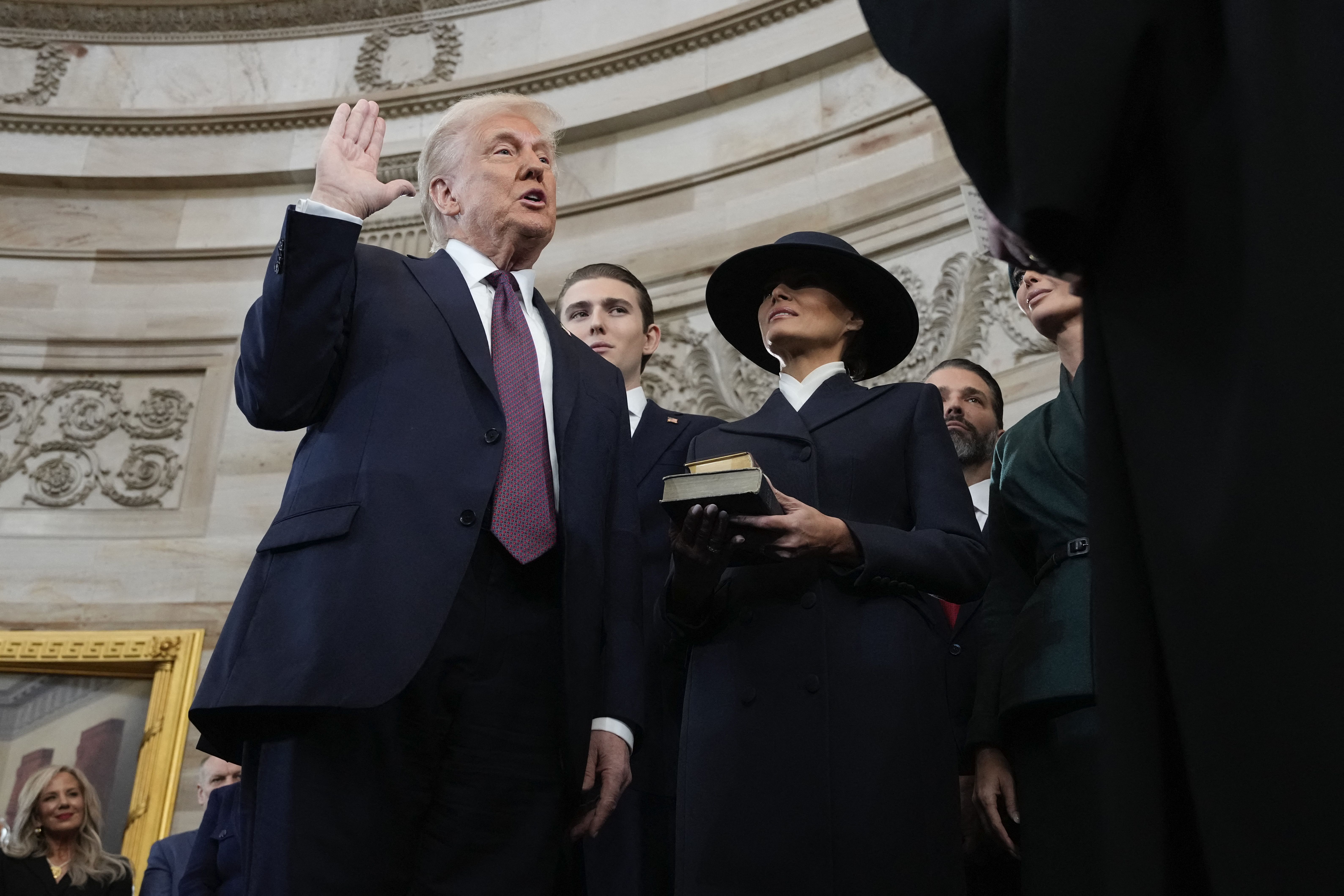 Donald Trump assina decretos e retira EUA do Acordo de Paris; entenda
