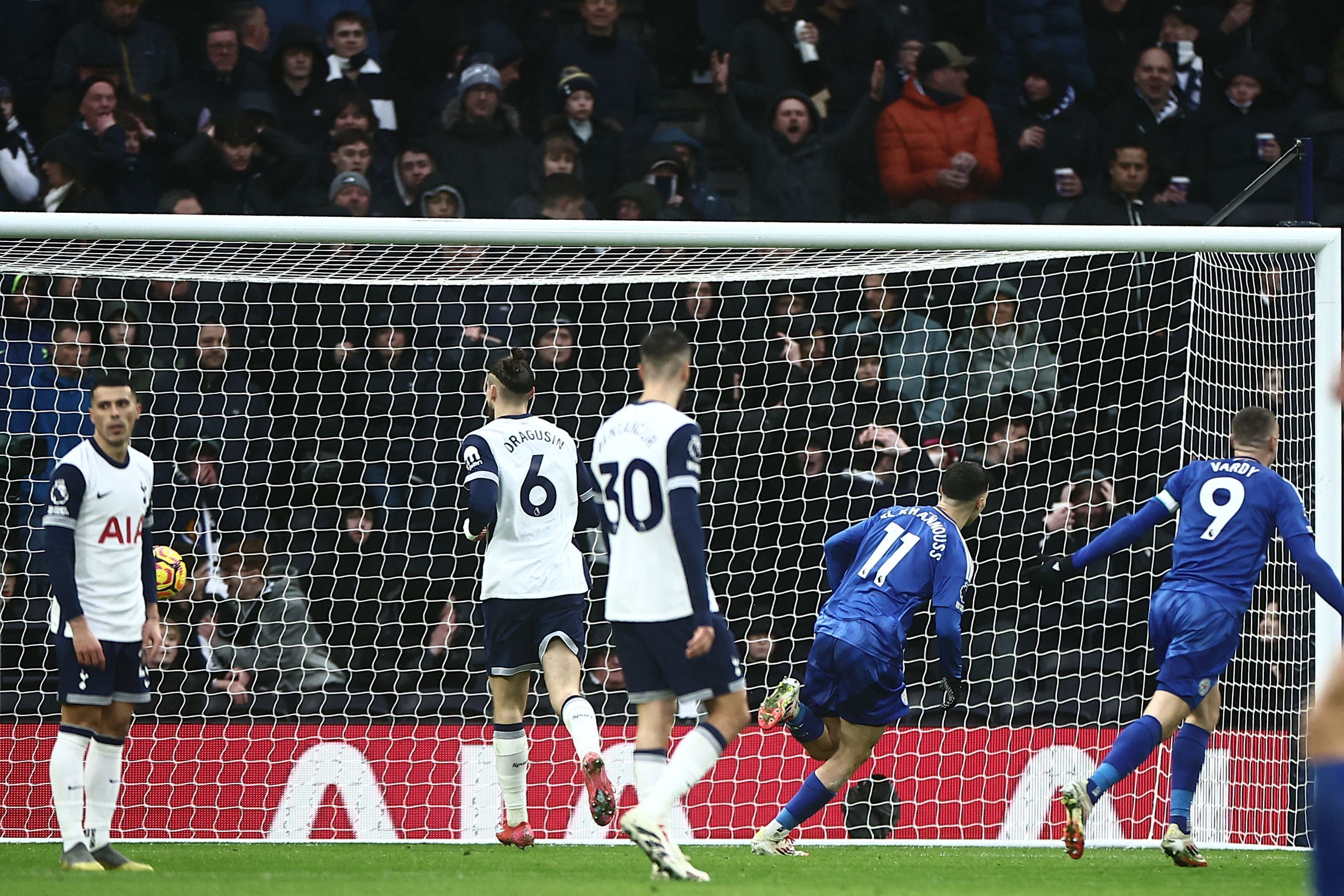 Richarlison abre o placar, mas Tottenham não segura e perde para o Leicester de virada