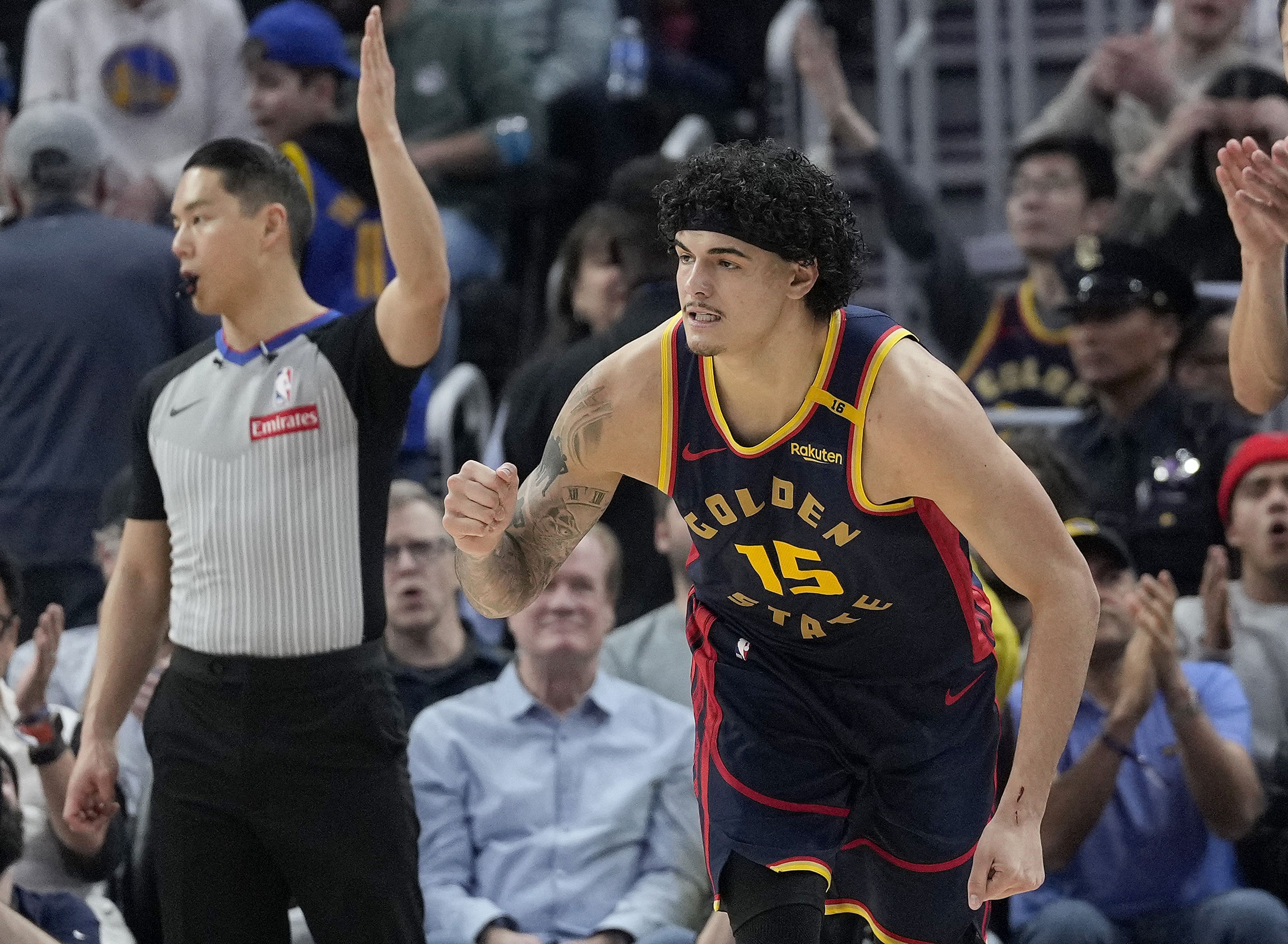 Brasileiro da NBA 'entorta' lenda e faz cesta impressionante; confira o lance