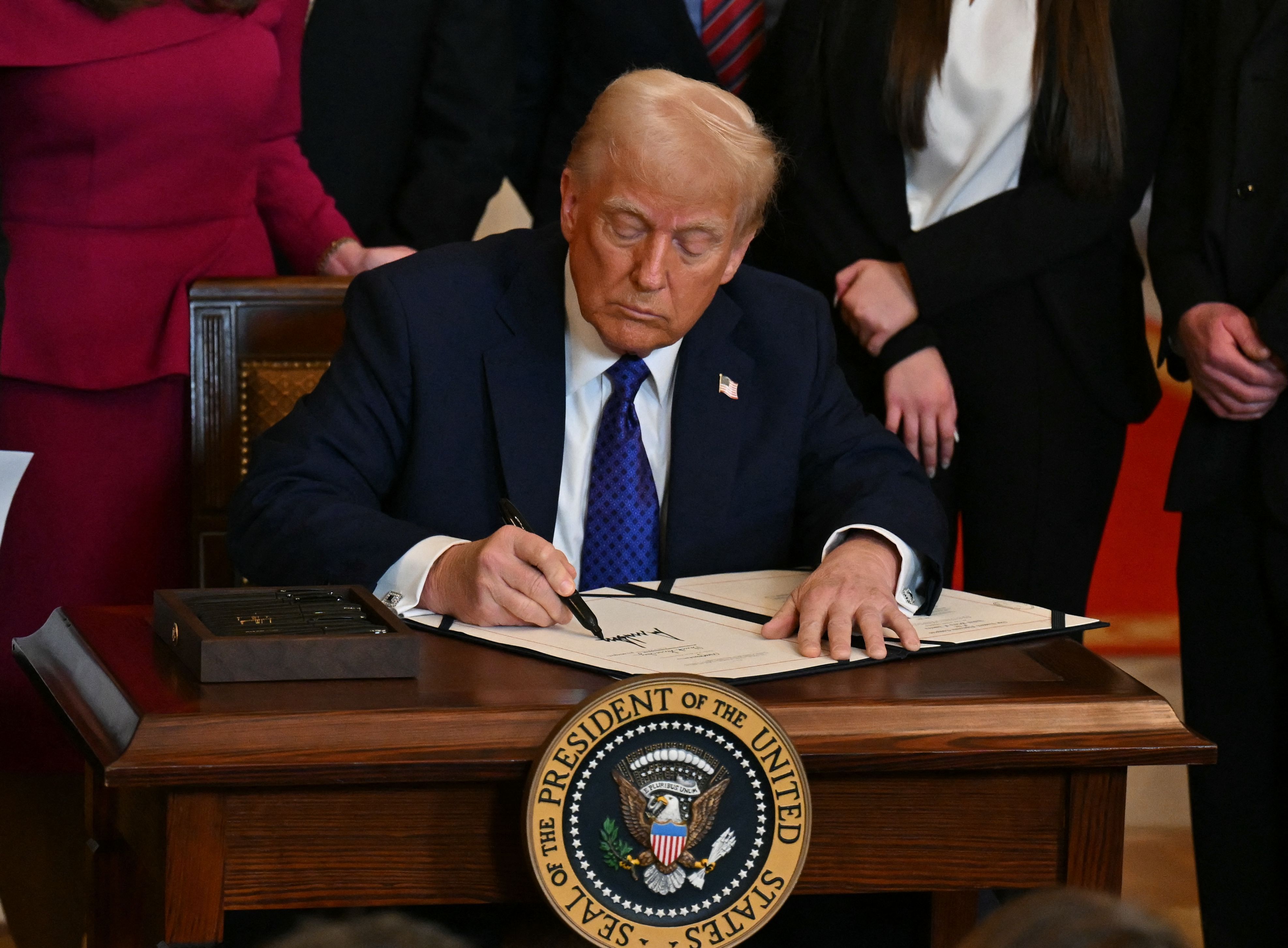 Trump pede corte de quase US$ 5 bilhões e aumenta chance de paralisação do governo americano