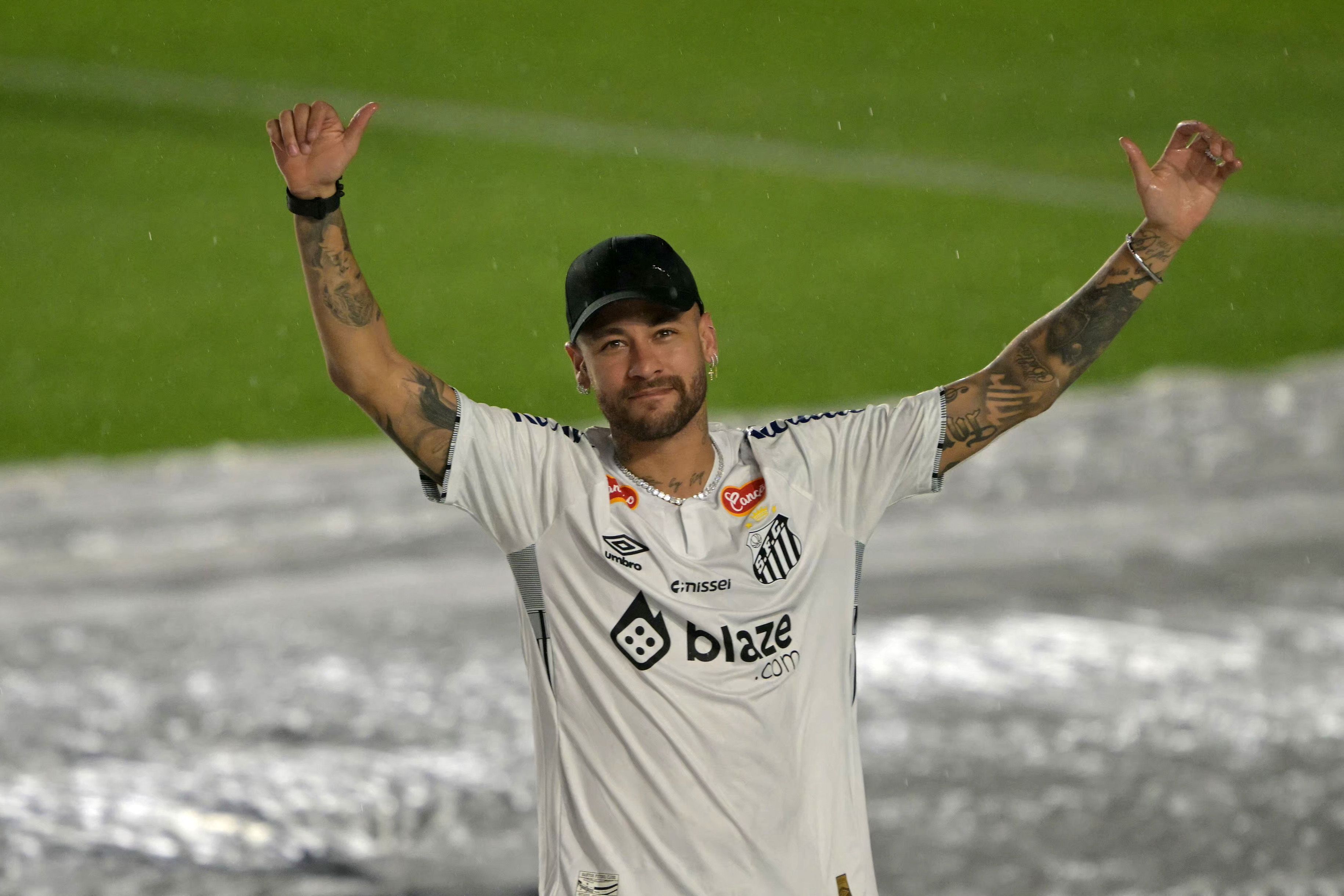 Neymar fala pela primeira vez como jogador do Santos e faz promessa à torcida