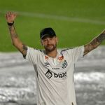 Neymar fala pela primeira vez como jogador do Santos e faz promessa à torcida