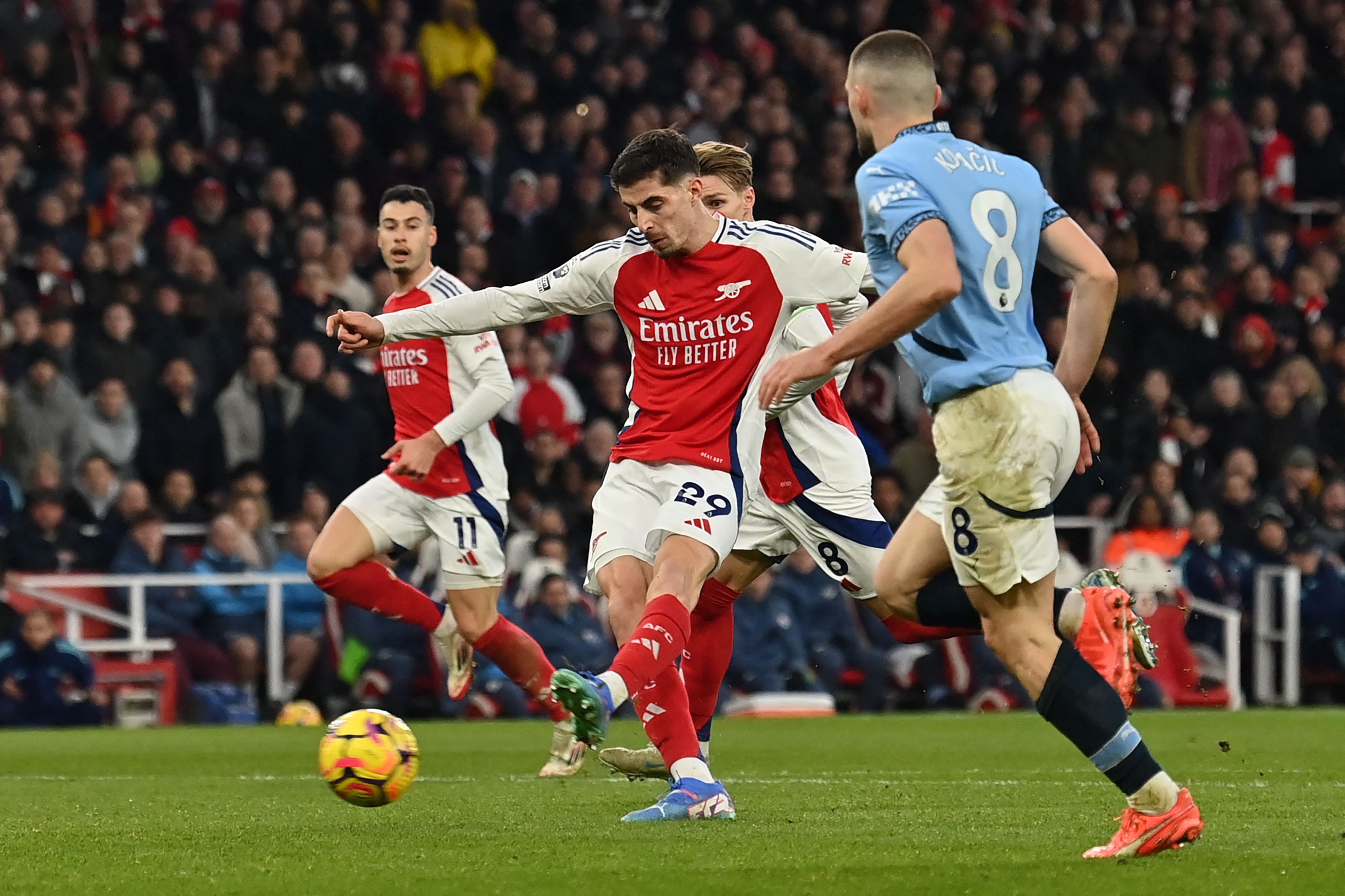 Arsenal goleia City, vence na Premier League e encurta a distância para o Liverpool