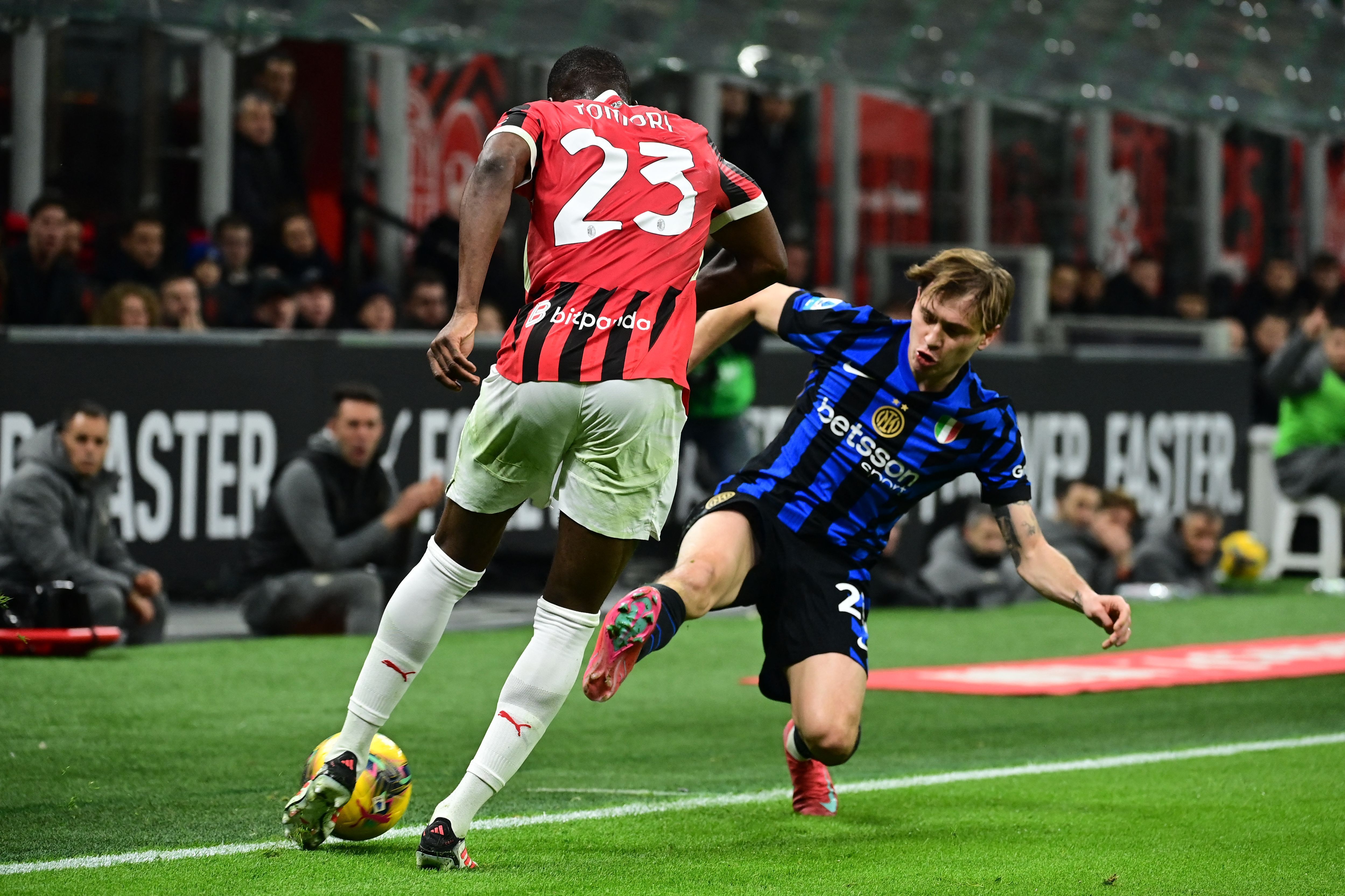 Com três gols anulados, Inter busca empate no fim contra o Milan no Italiano