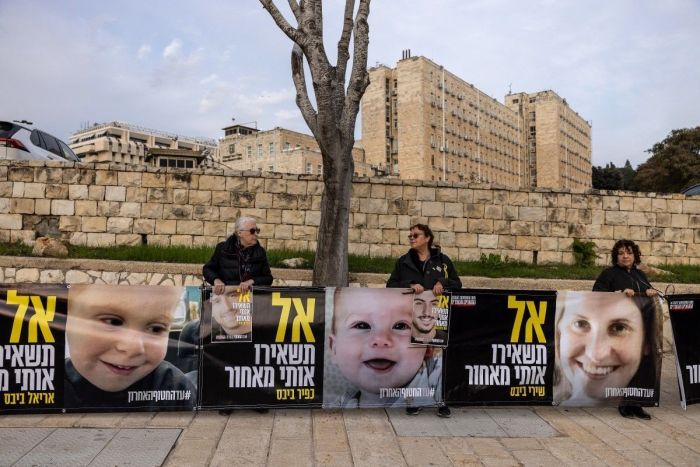 Shiri Bibas e seus filhos, Ariel e Kfir, de cinco e dois anos, são israelenses de origem argentina Shiri Bibas e seus filhos, Ariel e Kfir, de cinco e dois anos, são israelenses de origem argentina