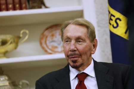 O cofundador, CTO e presidente executivo da Oracle, Larry Ellison, ouve o presidente dos EUA, Donald Trump, falar com repórteres no Salão Oval da Casa Branca, em 3 de fevereiro de 2025, em Washington, DC
