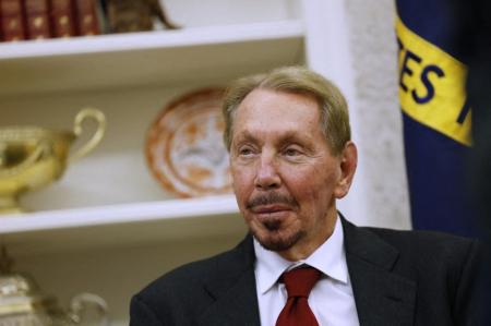 O cofundador, CTO e presidente executivo da Oracle, Larry Ellison, ouve o presidente dos EUA, Donald Trump, falar com repórteres no Salão Oval da Casa Branca, em 3 de fevereiro de 2025, em Washington, DC