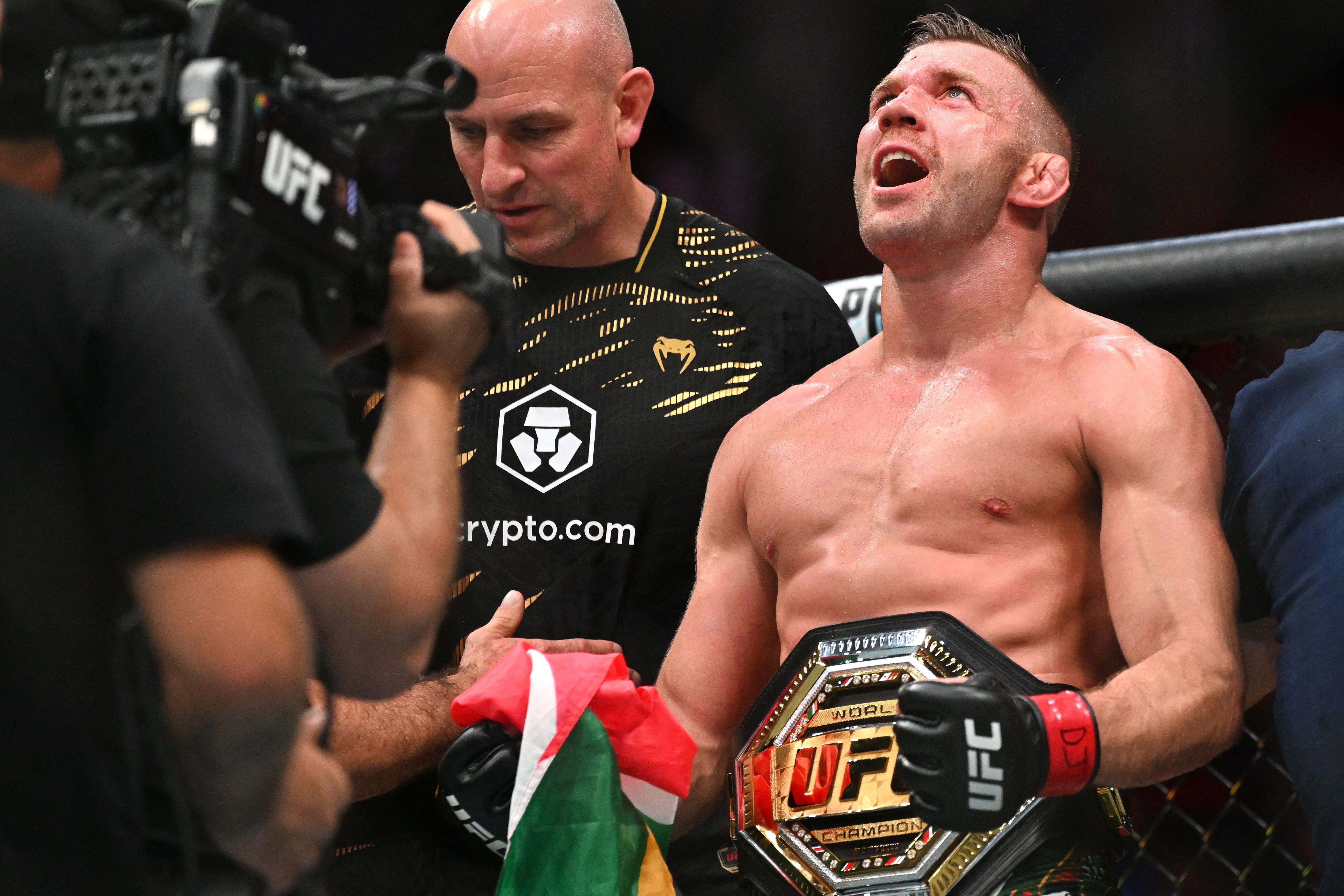 Campeões vencem e mantêm cinturões do UFC em evento na Austrália