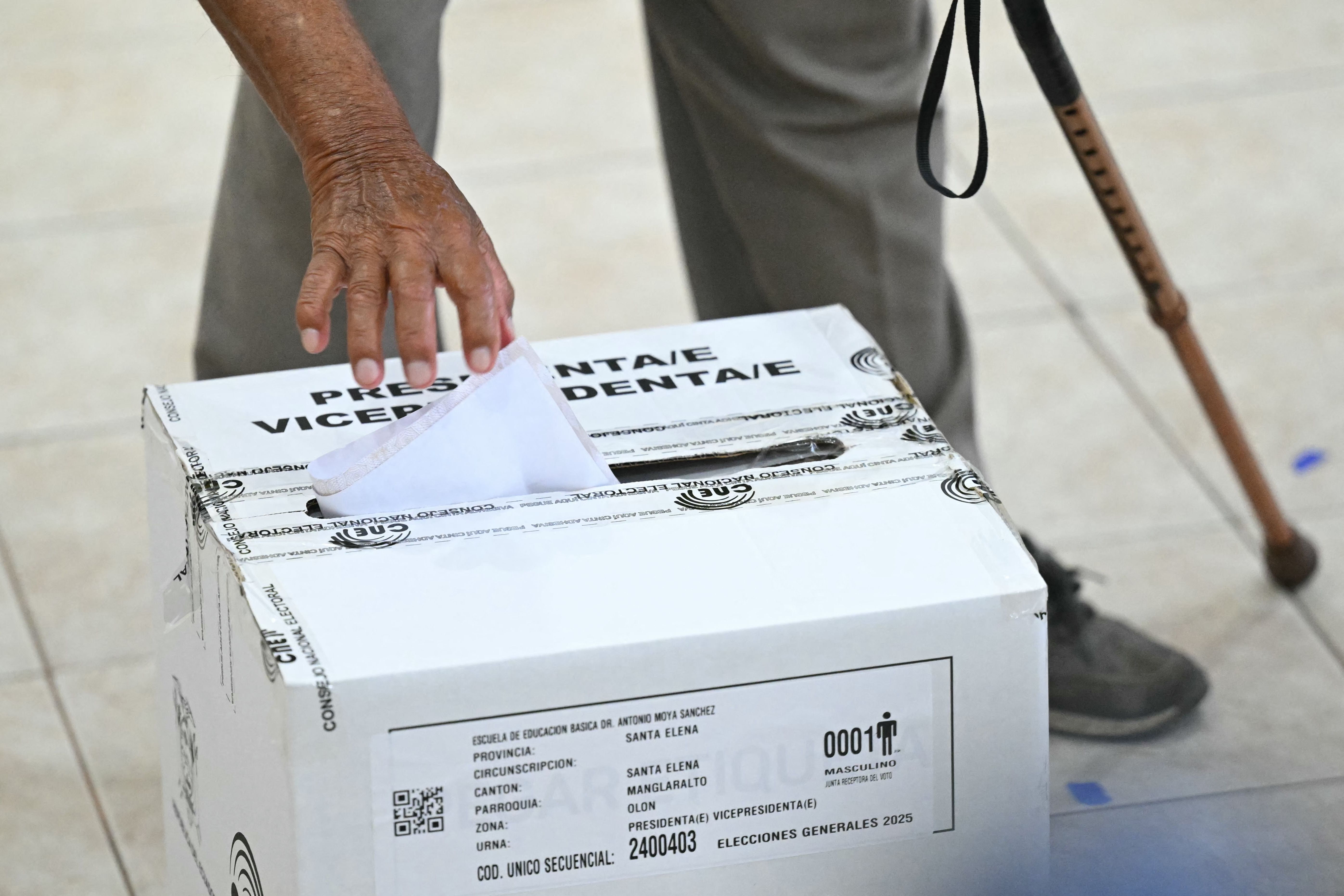 Eleitores do Equador elegem presidente em clima de violência e polarização