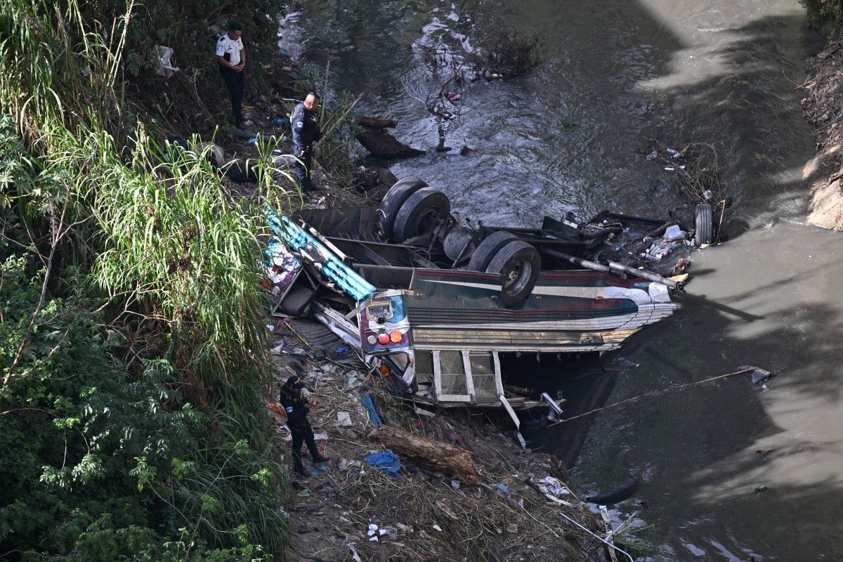 Mais de 50 pessoas morrem após ônibus cair de barranco na Guatemala