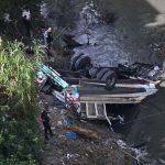Mais de 50 pessoas morrem após ônibus cair de barranco na Guatemala