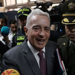 Ex-presidente da Colômbia, Uribe se apresenta à Justiça em processo penal inédito; entenda