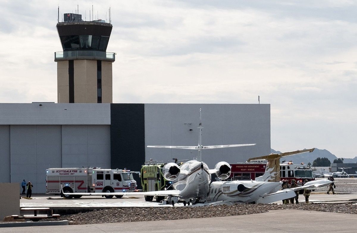 Jato sai da pista durante pouso, bate em aeronave estacionada e deixa um morto no Arizona, nos EUA