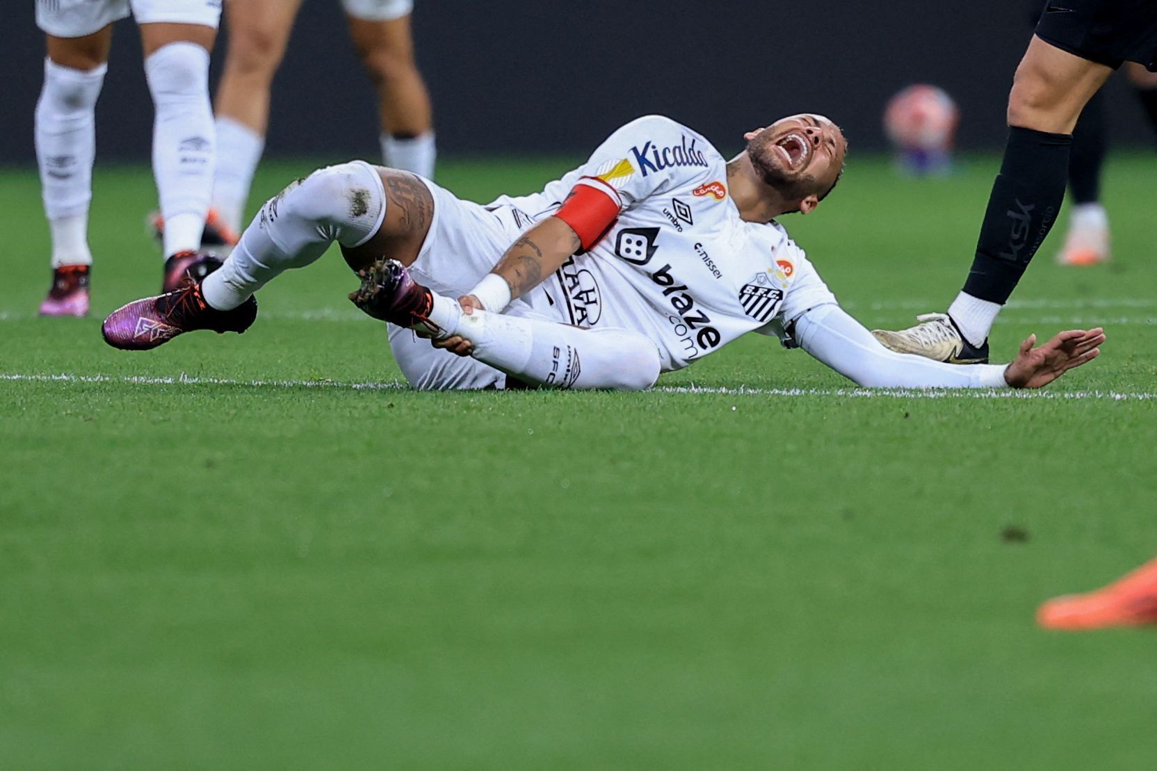 Ex-árbitro alemão conta como ignorava simulações de Neymar: ‘Era lendário’
