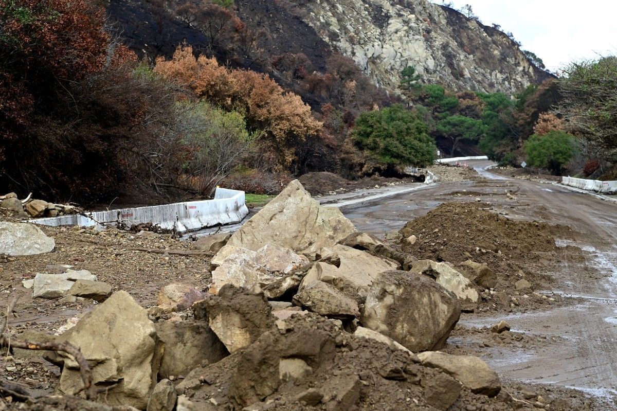 Após incêndios, fortes chuvas causam deslizamentos em Los Angeles, nos EUA
