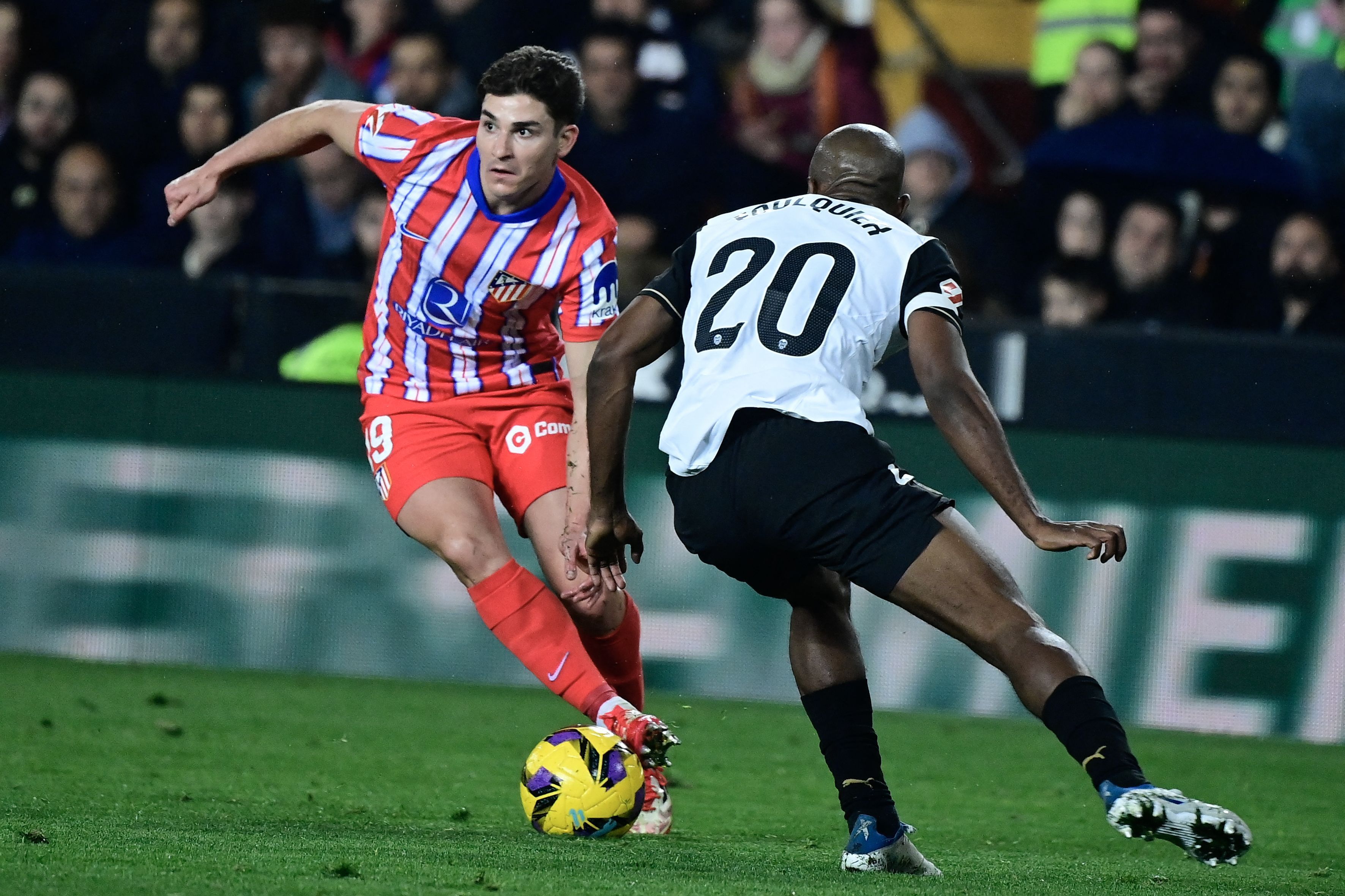 Álvarez comanda, Atlético bate Valencia e assume a liderança da La Liga