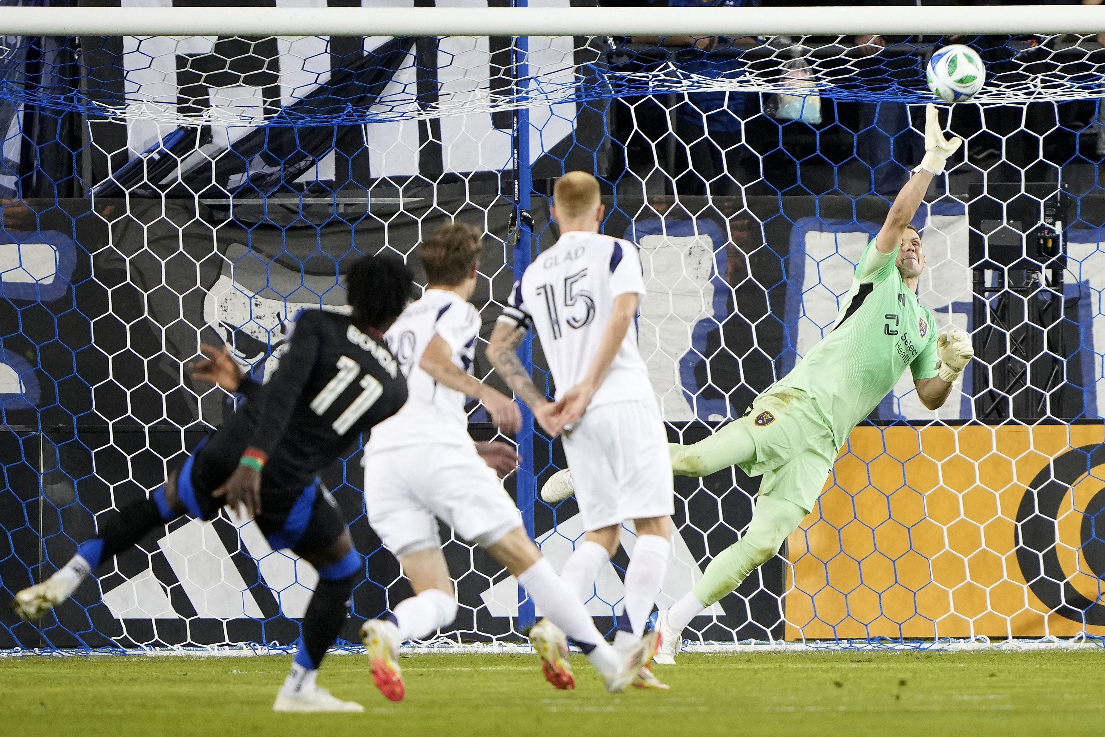Rafael Cabral, ex-Cruzeiro, sofre goleada em estreia na MLS