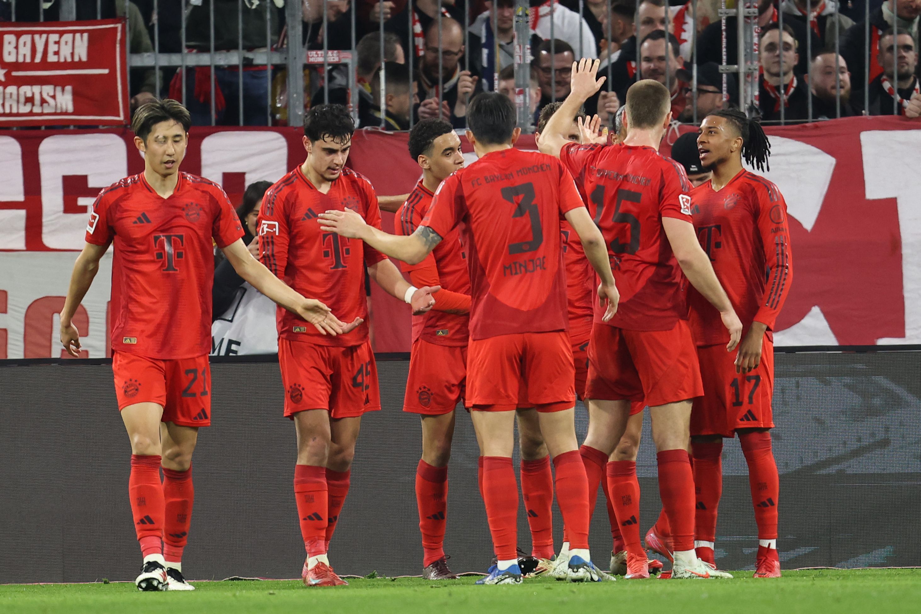 Bayern goleia Frankfurt e dispara na liderança da Bundesliga
