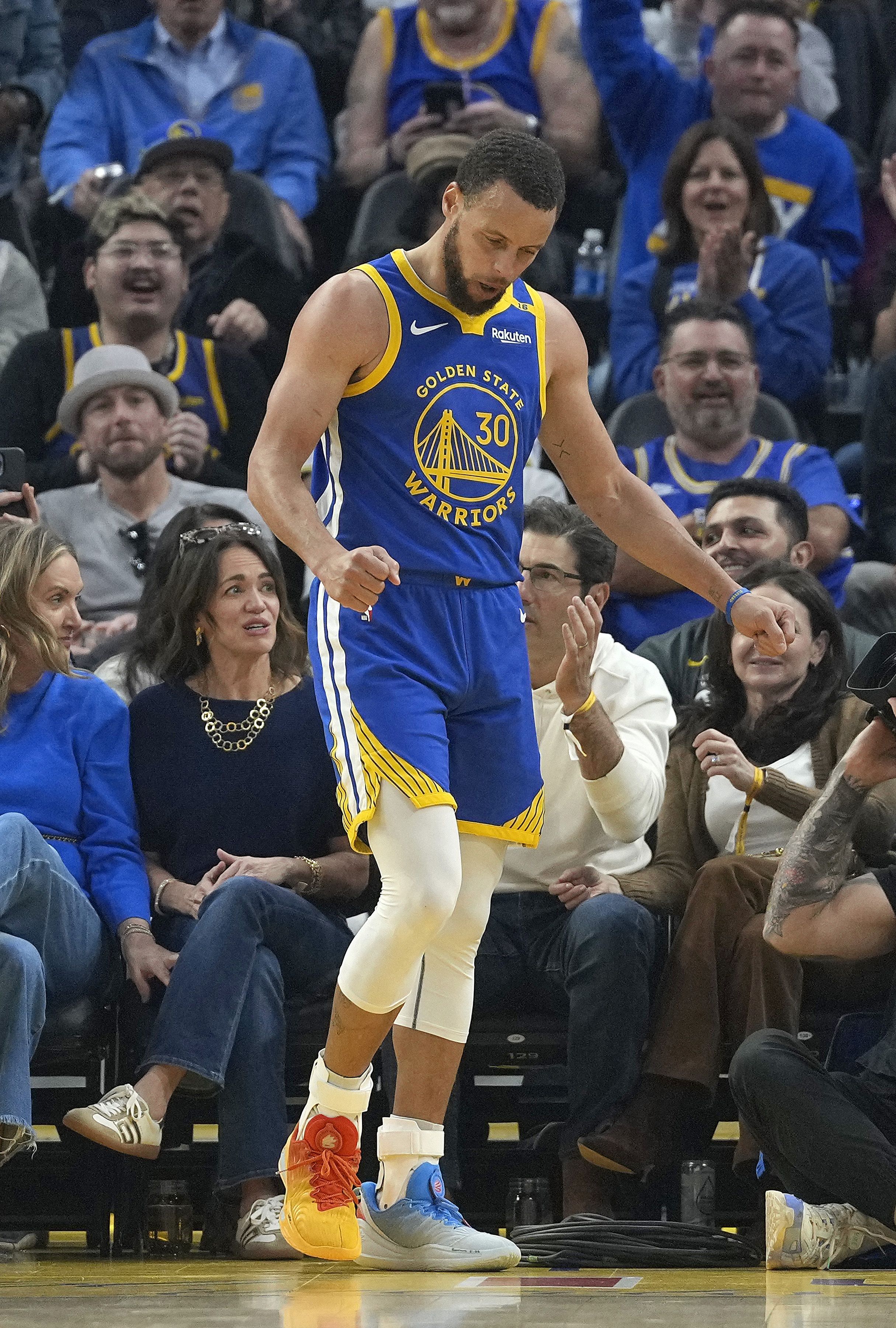 NBA: Curry volta a enterrar após seis anos; veja lance
