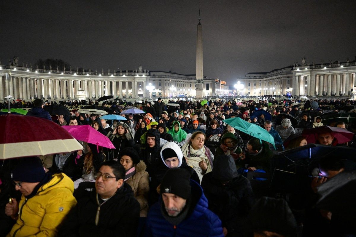 Fíeis fazem oração na Praça São Pedro, no Vaticano, pela saúde do papa Francisco
