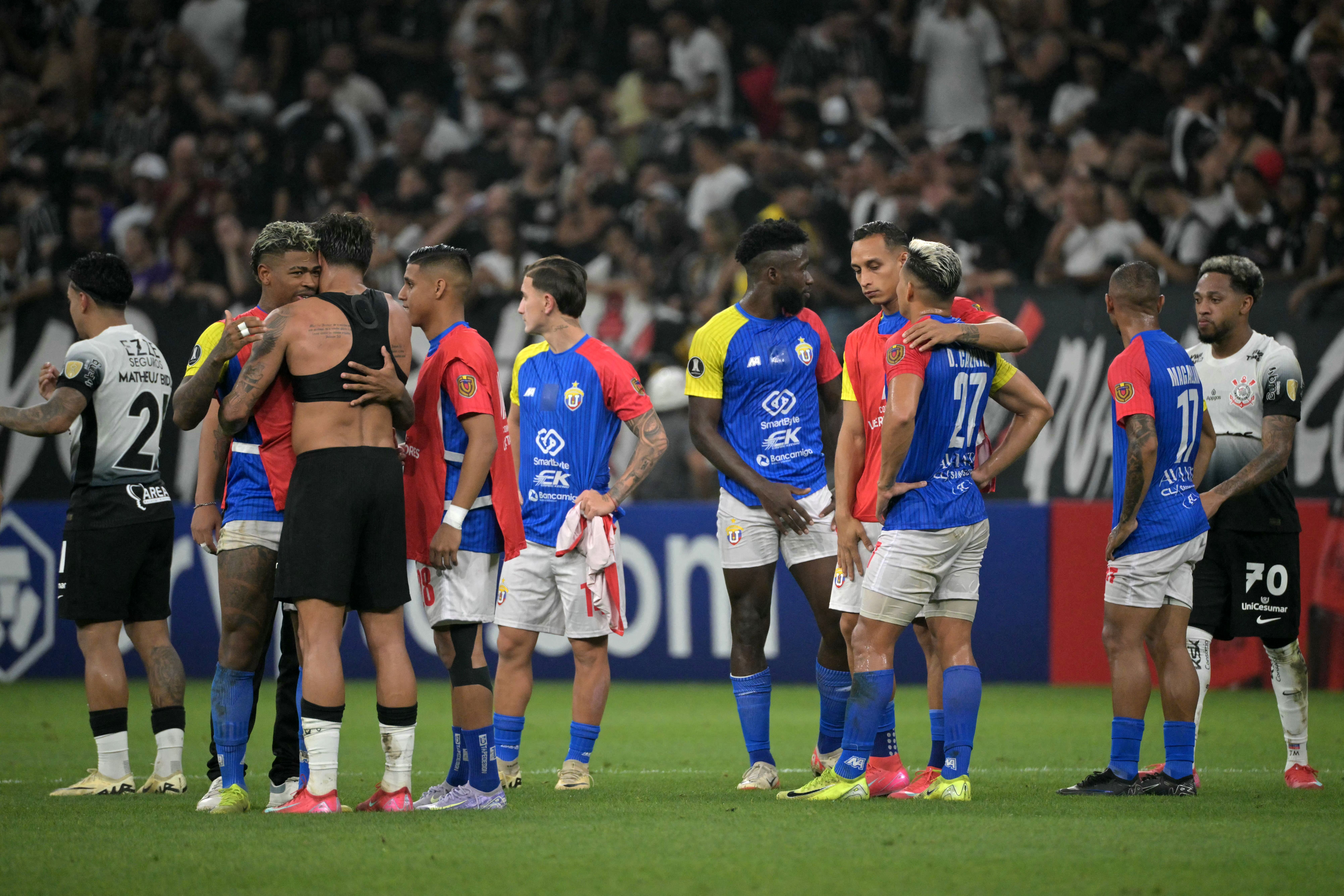Torcedores do Corinthians protestam mesmo com classificação na Libertadores