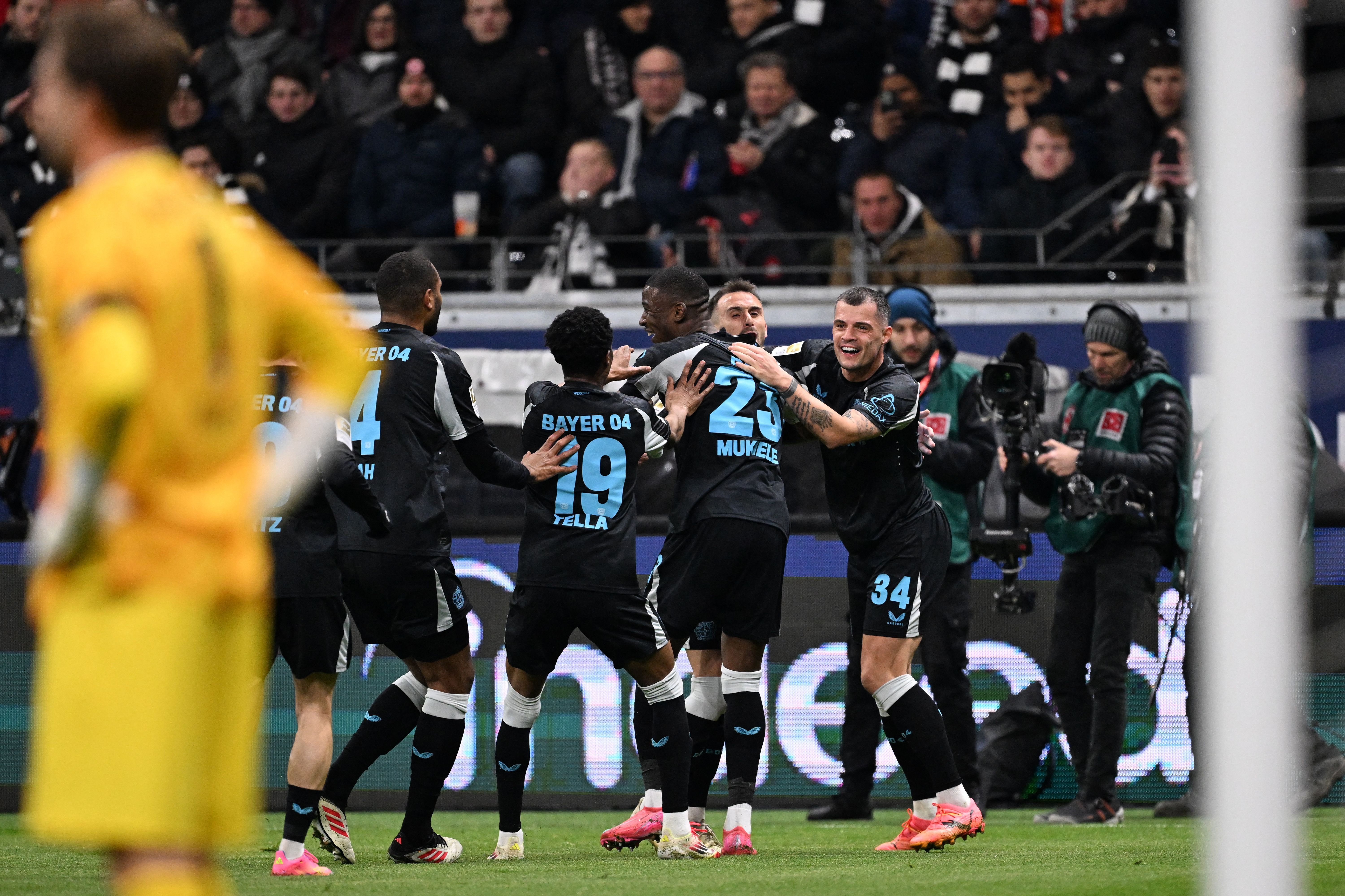 Leverkusen goleia Frankfurt e segue na disputa pela liderança da Bundesliga