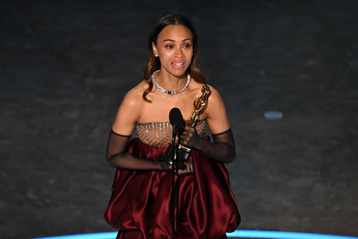 Zoe Saldaña vence Oscar de 'Melhor Atriz Coadjuvante' por papel em 'Emilia Pérez'