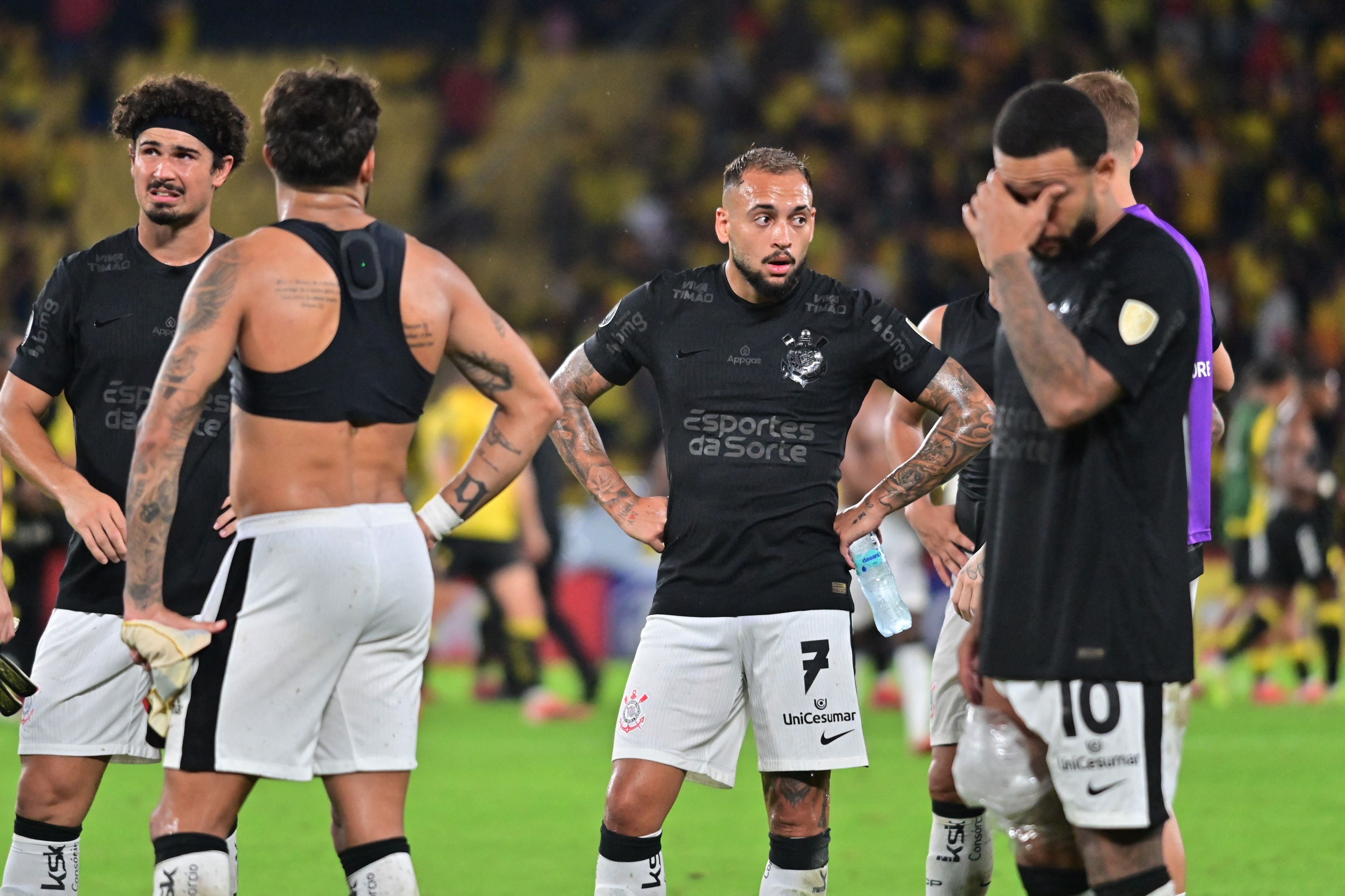 Maycon dispara após goleada sofrida pelo Corinthians: 'Me sinto envergonhado'