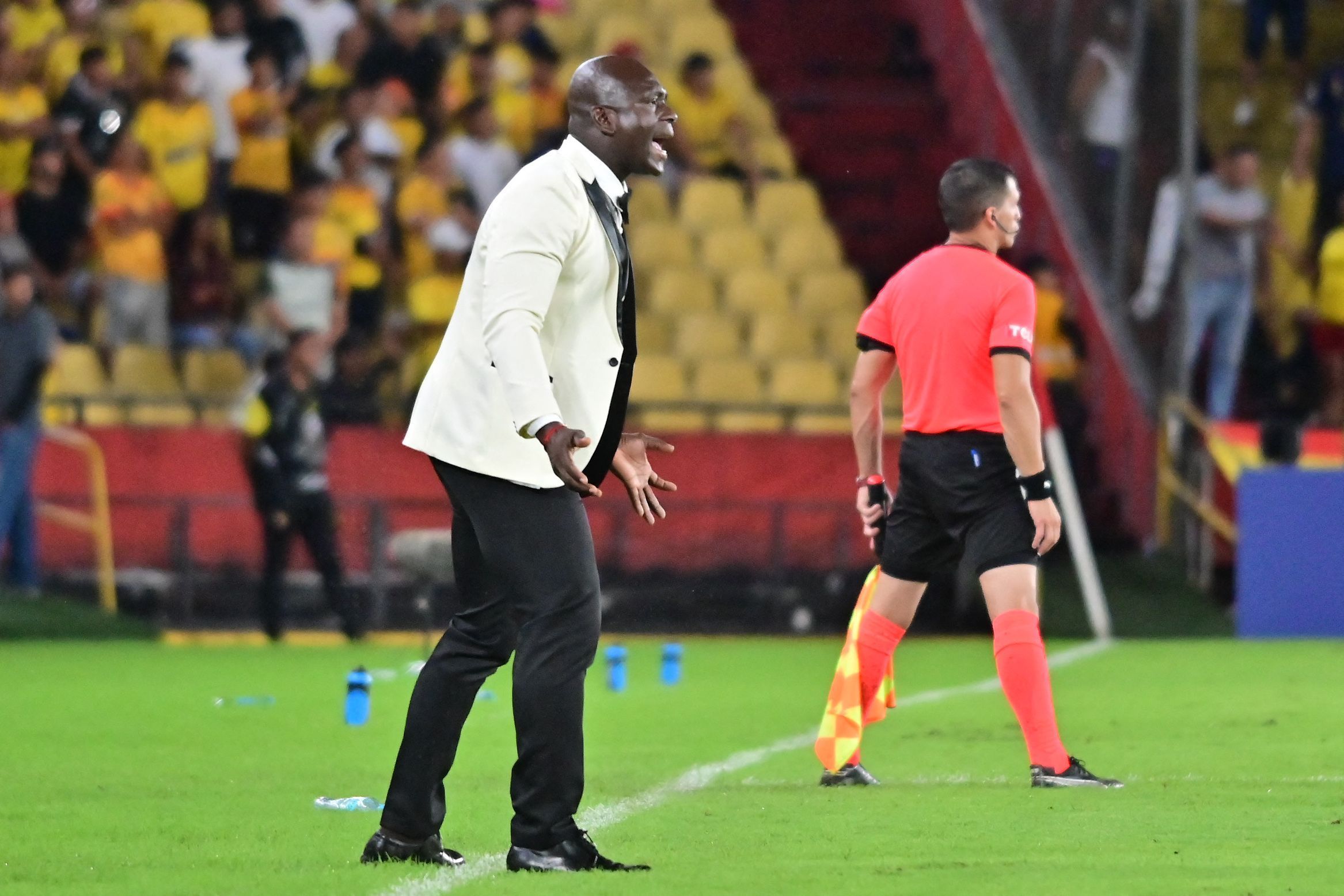 Na beca: web reage a estilo de técnico do Barcelona-EQU contra o Corinthians