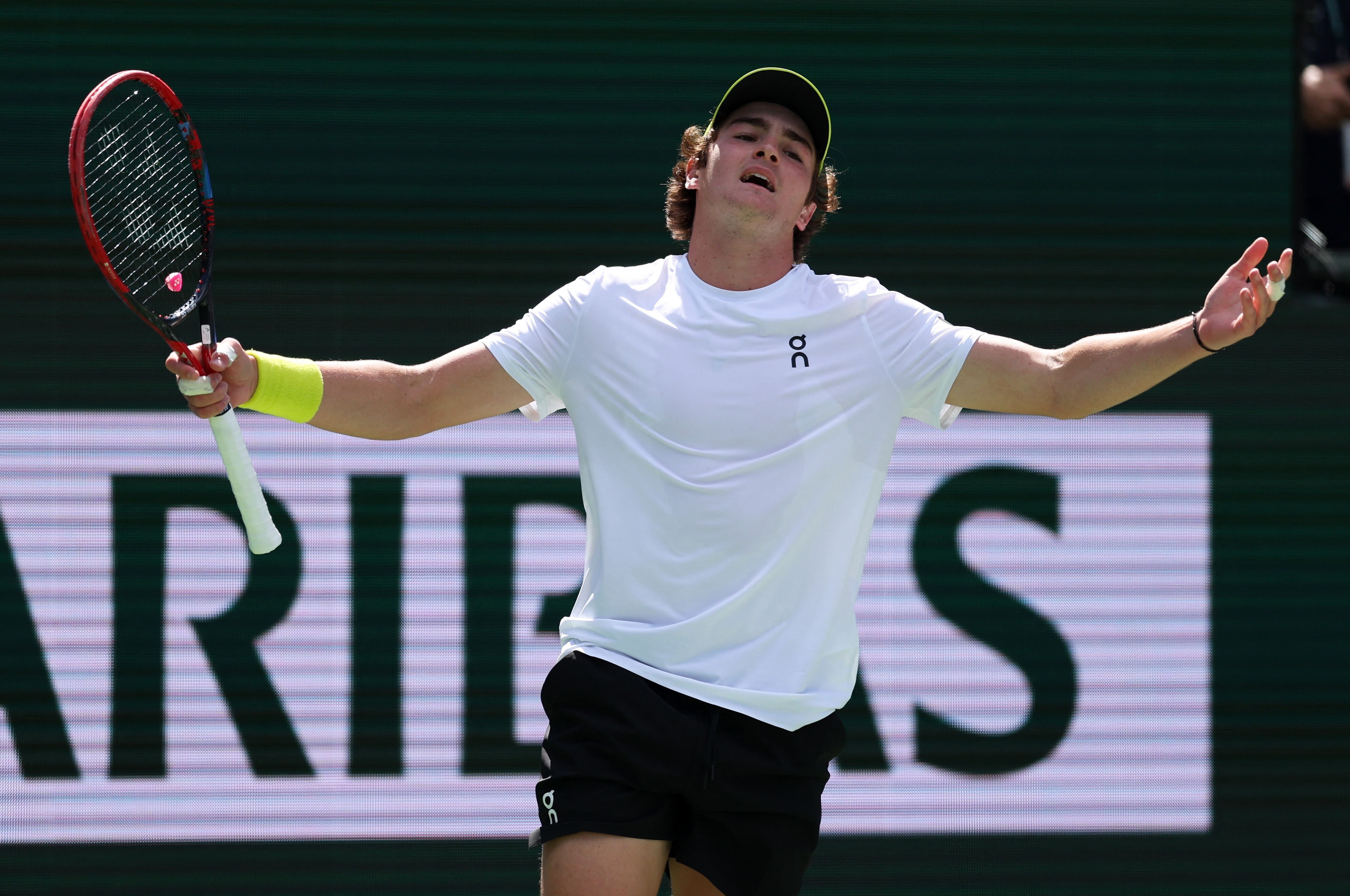 João Fonseca sofre 'pneu', perde para britânico e se despede de Indian Wells