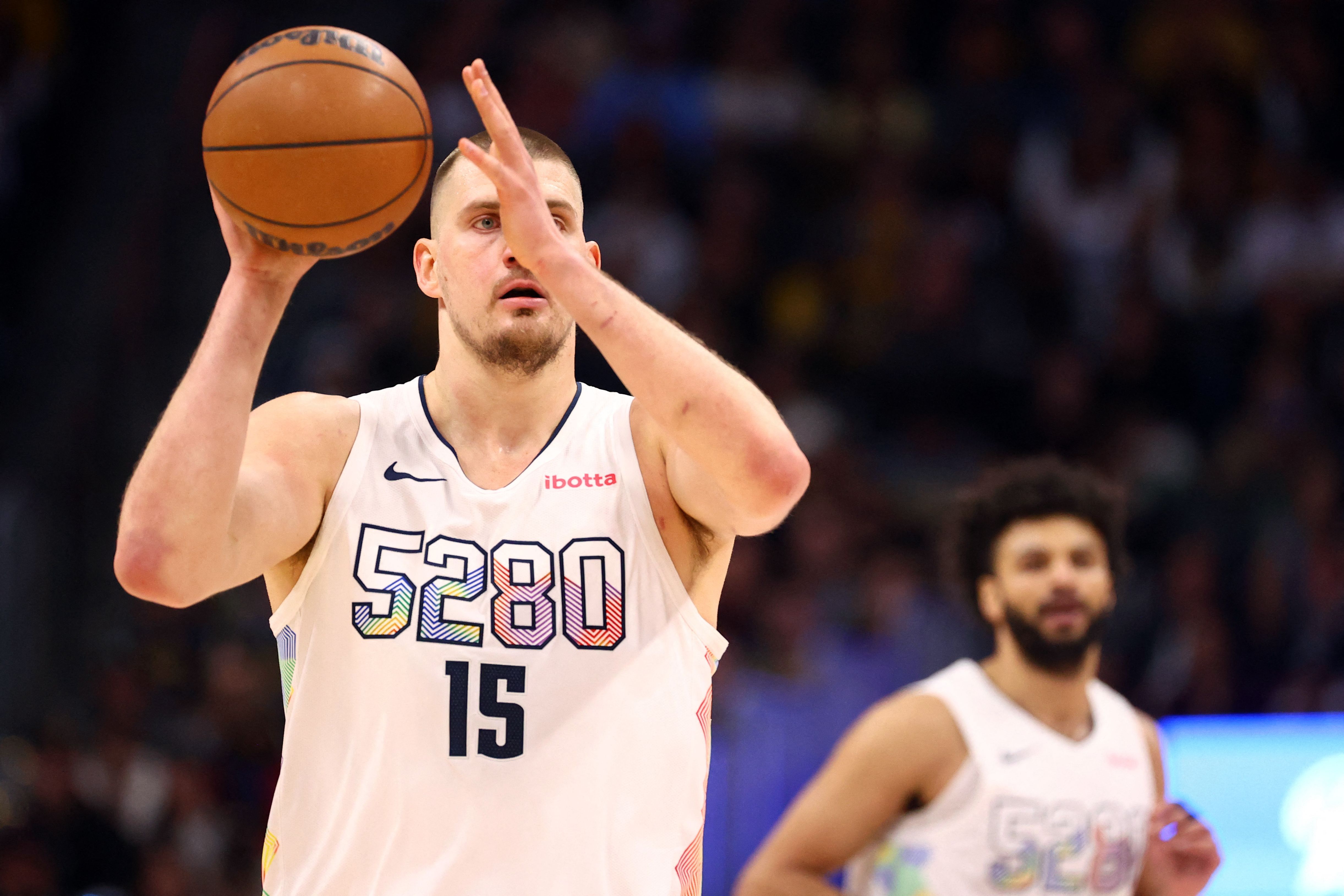 Jokic faz triple-double inédito e lidera Nuggets em vitória na prorrogação sobre os Suns na NBA