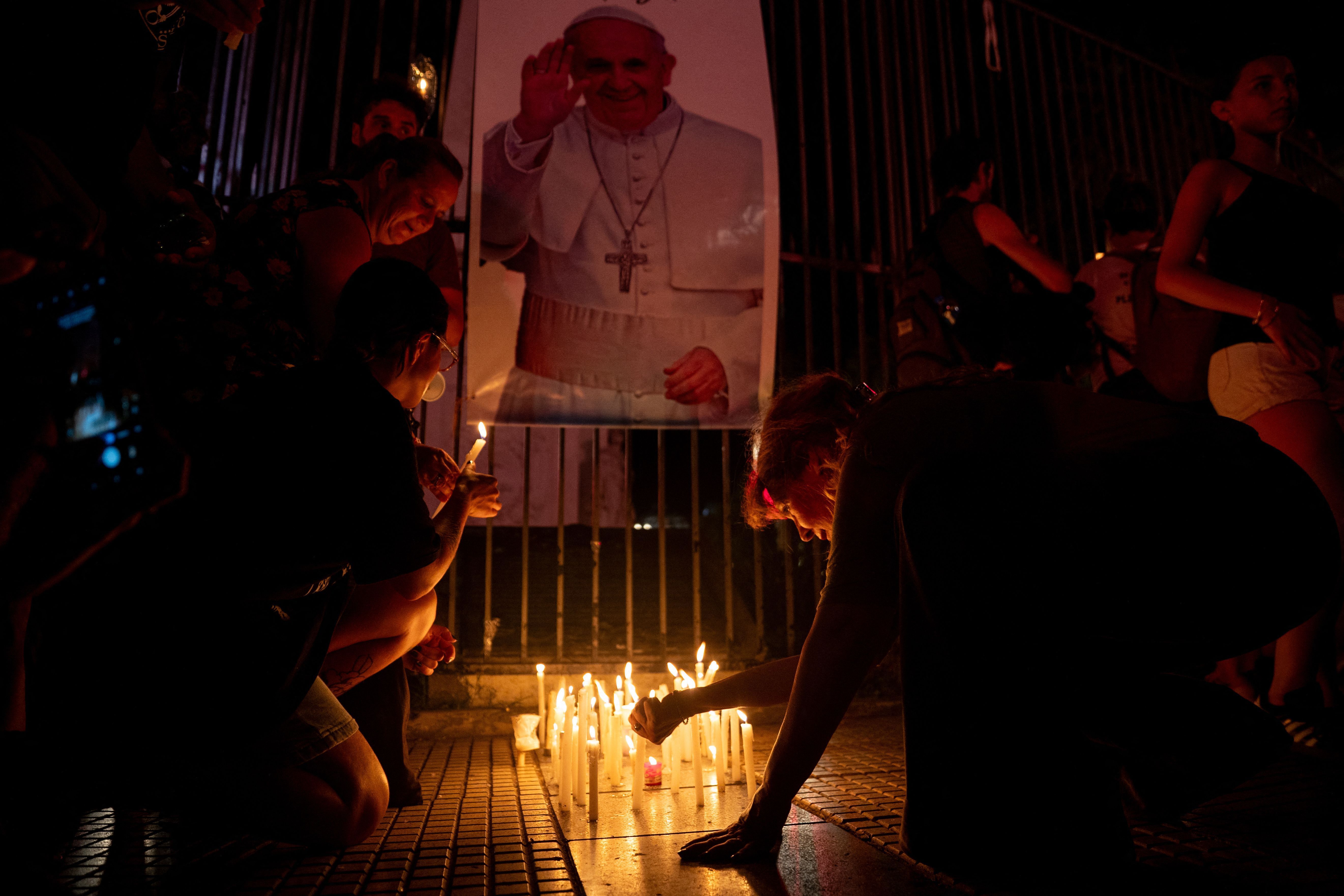 Internado há 23 dias, Papa Francisco recebe orações e vigília de argentinos