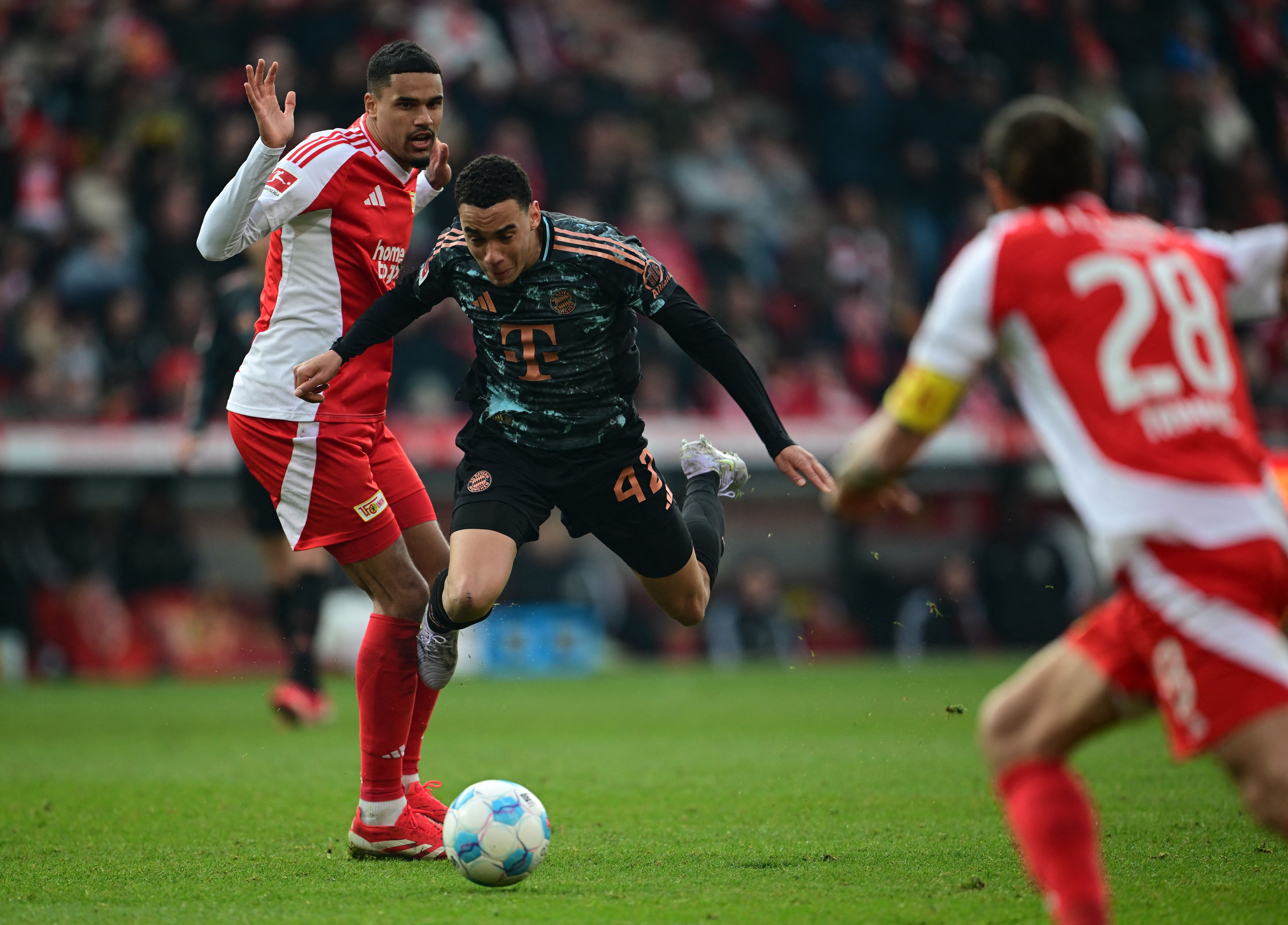 Bayern sofre empate no fim e aumenta jejum na Bundesliga