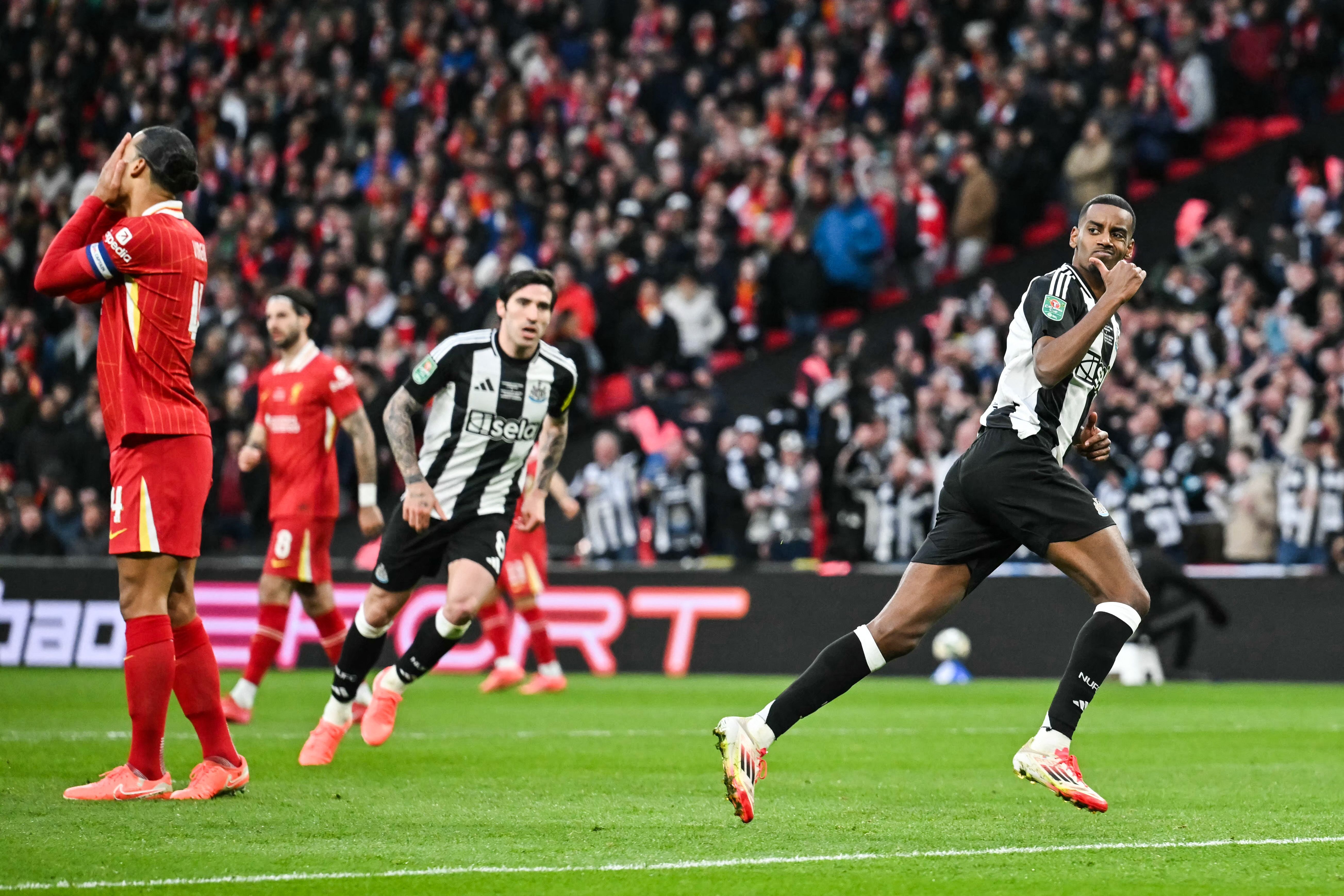 Newcastle derrota Liverpool e conquista Copa da Liga Inglesa pela primeira vez