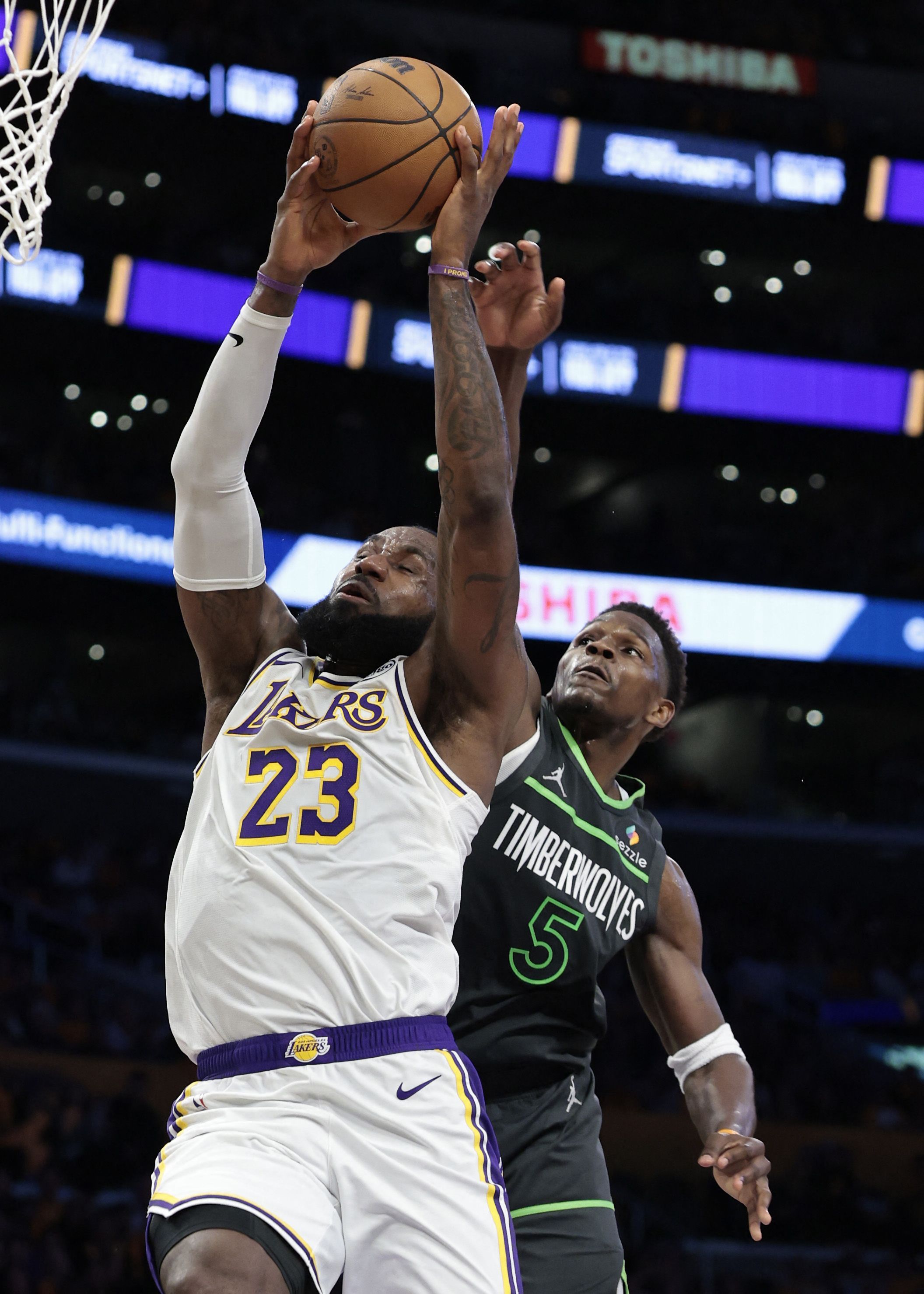 Astro da NBA é multado por insultar tamanho da genitália de torcedor; entenda