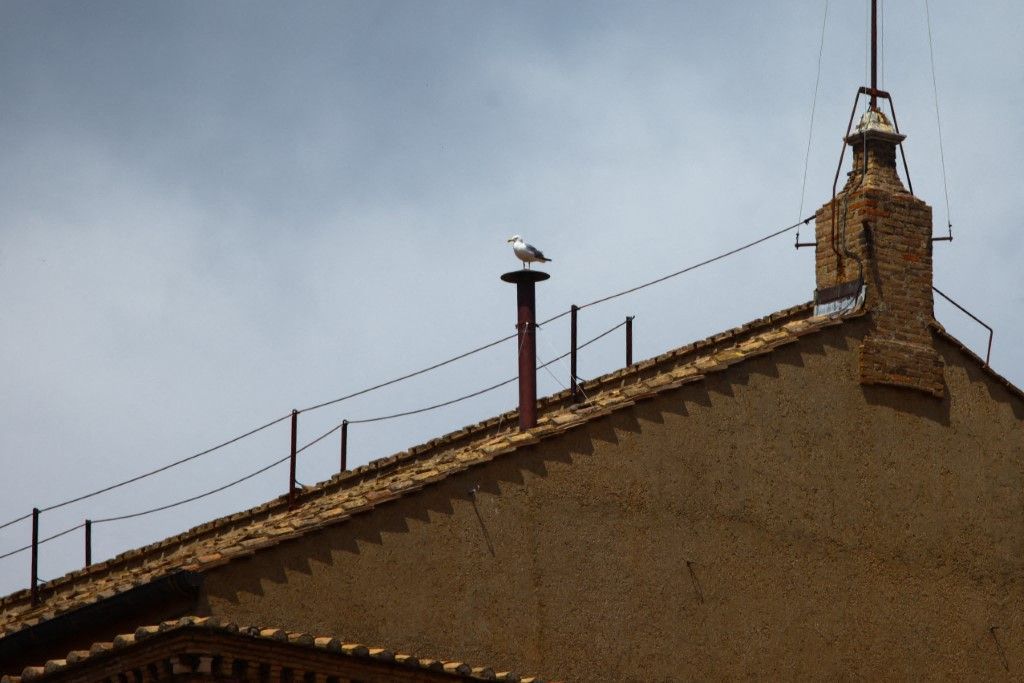 Qual pássaro está ao lado da chaminé do Conclave?