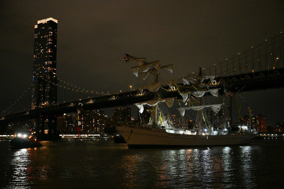 Navio mexicano que bateu em ponte do Brooklyn estava em viagem de 'treinamento'