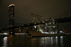 Navio bateu em ponte no brooklyn