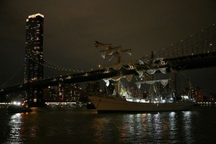 Navio bateu em ponte no brooklyn