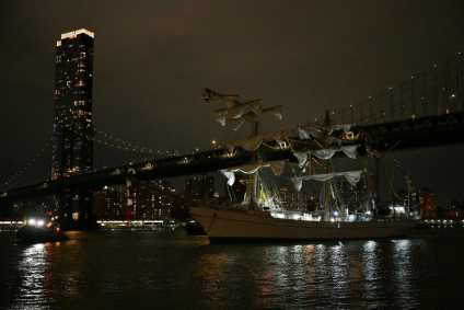 Navio bateu em ponte no brooklyn