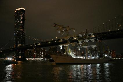 Navio bateu em ponte no brooklyn