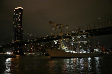 Navio bateu em ponte no brooklyn